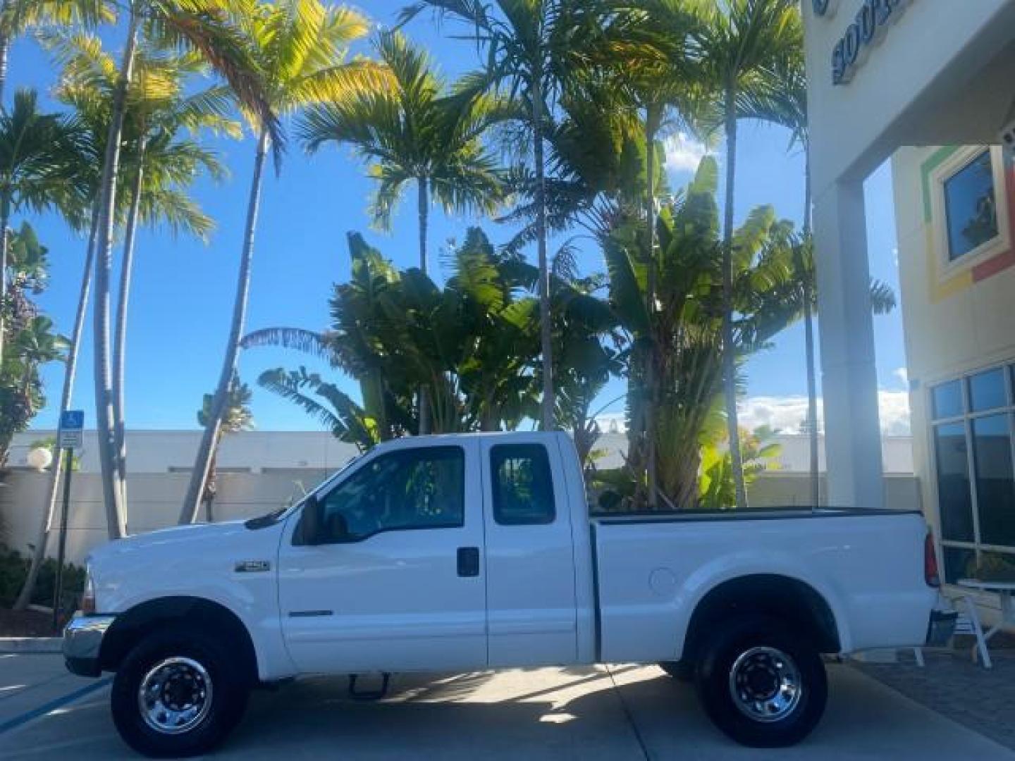 2001 Oxford White /Medium Graphite Ford Super Duty F-250 XLT 7.3 TURBO DIESEL 4WD (3FTNX21F41M) with an 7.3L DI V8 Turbo-Diesel Power Stroke Engine engine, Automatic transmission, located at 4701 North Dixie Hwy, Pompano Beach, FL, 33064, (954) 422-2889, 26.240938, -80.123474 - OUR WEBPAGE FLORIDACARS1.COM HAS OVER 100 PHOTOS AND FREE CARFAX LINK 2001 FORD F-250 SUPER DUTY XLT TURBO DIESEL ENGINE 4WD VIN: 3FTNX21F41MA06821 3 F T N X 2 1 F 4 1 M A 0 6 8 2 1 4 DOOR EXTENDED CAB PICKUP 7.3L V8 F DIESEL REAR WHEEL DRIVE W/ 4X4 Features 4WD/AWD ABS Brakes Air Conditioning AM/FM - Photo#30