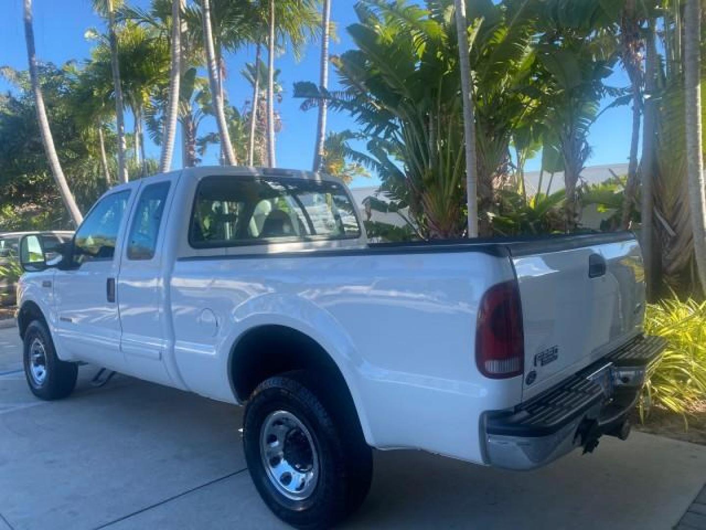 2001 Oxford White /Medium Graphite Ford Super Duty F-250 XLT 7.3 TURBO DIESEL 4WD (3FTNX21F41M) with an 7.3L DI V8 Turbo-Diesel Power Stroke Engine engine, Automatic transmission, located at 4701 North Dixie Hwy, Pompano Beach, FL, 33064, (954) 422-2889, 26.240938, -80.123474 - OUR WEBPAGE FLORIDACARS1.COM HAS OVER 100 PHOTOS AND FREE CARFAX LINK 2001 FORD F-250 SUPER DUTY XLT TURBO DIESEL ENGINE 4WD VIN: 3FTNX21F41MA06821 3 F T N X 2 1 F 4 1 M A 0 6 8 2 1 4 DOOR EXTENDED CAB PICKUP 7.3L V8 F DIESEL REAR WHEEL DRIVE W/ 4X4 Features 4WD/AWD ABS Brakes Air Conditioning AM/FM - Photo#33