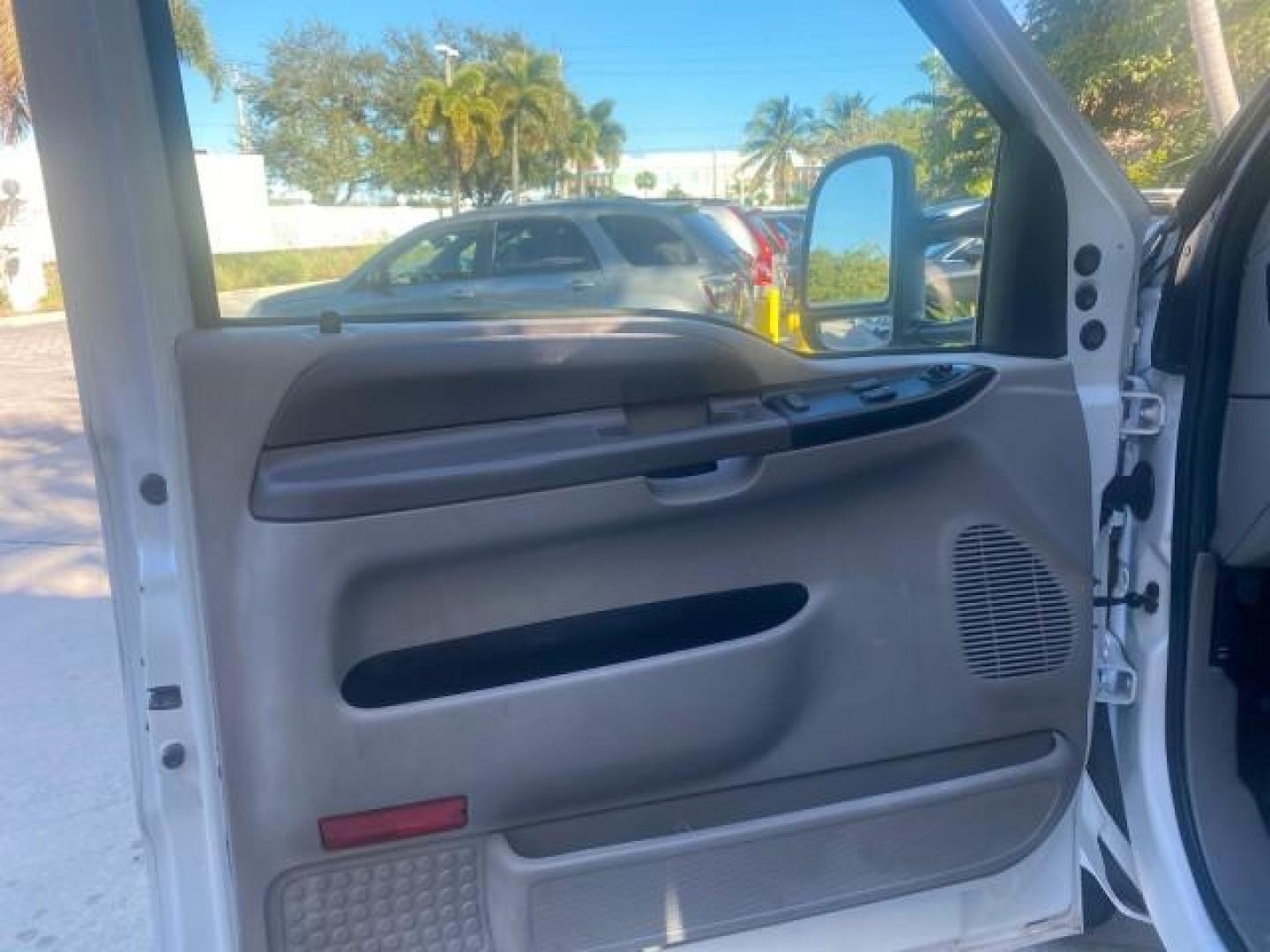 2001 Oxford White /Medium Graphite Ford Super Duty F-250 XLT 7.3 TURBO DIESEL 4WD (3FTNX21F41M) with an 7.3L DI V8 Turbo-Diesel Power Stroke Engine engine, Automatic transmission, located at 4701 North Dixie Hwy, Pompano Beach, FL, 33064, (954) 422-2889, 26.240938, -80.123474 - OUR WEBPAGE FLORIDACARS1.COM HAS OVER 100 PHOTOS AND FREE CARFAX LINK 2001 FORD F-250 SUPER DUTY XLT TURBO DIESEL ENGINE 4WD VIN: 3FTNX21F41MA06821 3 F T N X 2 1 F 4 1 M A 0 6 8 2 1 4 DOOR EXTENDED CAB PICKUP 7.3L V8 F DIESEL REAR WHEEL DRIVE W/ 4X4 Features 4WD/AWD ABS Brakes Air Conditioning AM/FM - Photo#43