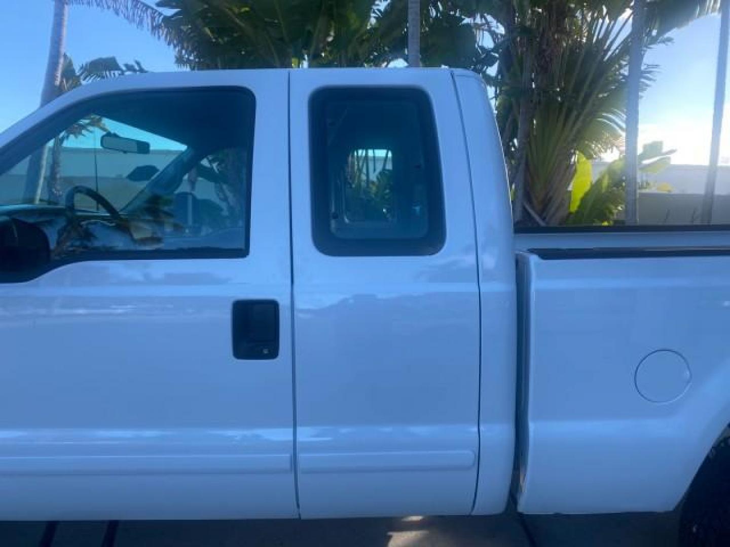 2001 Oxford White /Medium Graphite Ford Super Duty F-250 XLT 7.3 TURBO DIESEL 4WD (3FTNX21F41M) with an 7.3L DI V8 Turbo-Diesel Power Stroke Engine engine, Automatic transmission, located at 4701 North Dixie Hwy, Pompano Beach, FL, 33064, (954) 422-2889, 26.240938, -80.123474 - OUR WEBPAGE FLORIDACARS1.COM HAS OVER 100 PHOTOS AND FREE CARFAX LINK 2001 FORD F-250 SUPER DUTY XLT TURBO DIESEL ENGINE 4WD VIN: 3FTNX21F41MA06821 3 F T N X 2 1 F 4 1 M A 0 6 8 2 1 4 DOOR EXTENDED CAB PICKUP 7.3L V8 F DIESEL REAR WHEEL DRIVE W/ 4X4 Features 4WD/AWD ABS Brakes Air Conditioning AM/FM - Photo#69