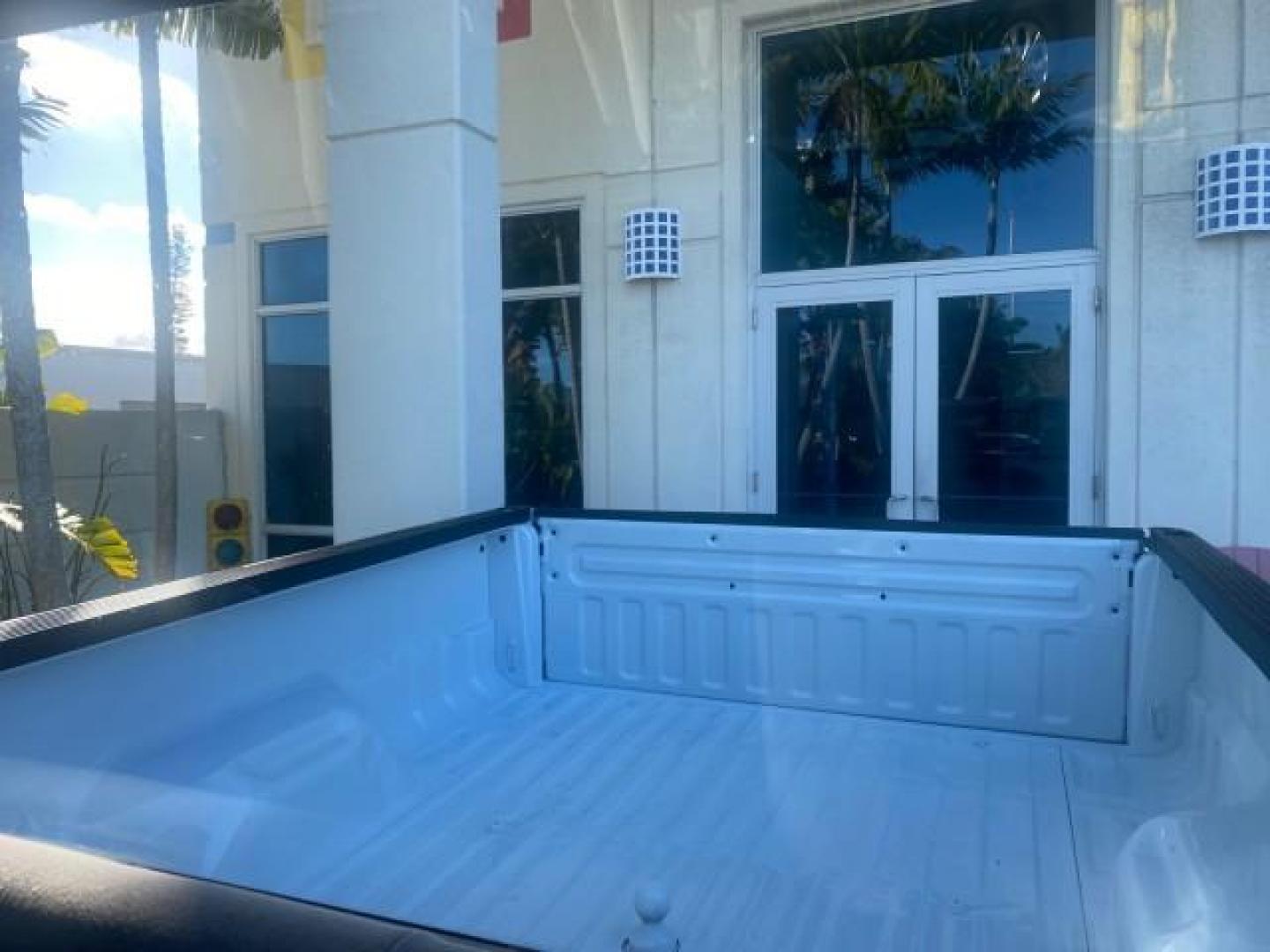 2001 Oxford White /Medium Graphite Ford Super Duty F-250 XLT 7.3 TURBO DIESEL 4WD (3FTNX21F41M) with an 7.3L DI V8 Turbo-Diesel Power Stroke Engine engine, Automatic transmission, located at 4701 North Dixie Hwy, Pompano Beach, FL, 33064, (954) 422-2889, 26.240938, -80.123474 - OUR WEBPAGE FLORIDACARS1.COM HAS OVER 100 PHOTOS AND FREE CARFAX LINK 2001 FORD F-250 SUPER DUTY XLT TURBO DIESEL ENGINE 4WD VIN: 3FTNX21F41MA06821 3 F T N X 2 1 F 4 1 M A 0 6 8 2 1 4 DOOR EXTENDED CAB PICKUP 7.3L V8 F DIESEL REAR WHEEL DRIVE W/ 4X4 Features 4WD/AWD ABS Brakes Air Conditioning AM/FM - Photo#75