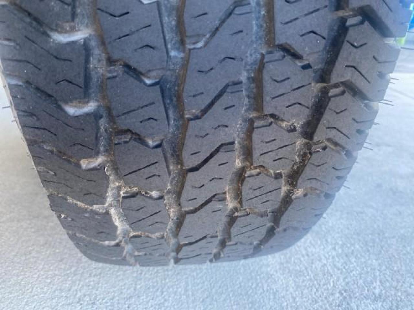 2001 Oxford White /Medium Graphite Ford Super Duty F-250 XLT 7.3 TURBO DIESEL 4WD (3FTNX21F41M) with an 7.3L DI V8 Turbo-Diesel Power Stroke Engine engine, Automatic transmission, located at 4701 North Dixie Hwy, Pompano Beach, FL, 33064, (954) 422-2889, 26.240938, -80.123474 - OUR WEBPAGE FLORIDACARS1.COM HAS OVER 100 PHOTOS AND FREE CARFAX LINK 2001 FORD F-250 SUPER DUTY XLT TURBO DIESEL ENGINE 4WD VIN: 3FTNX21F41MA06821 3 F T N X 2 1 F 4 1 M A 0 6 8 2 1 4 DOOR EXTENDED CAB PICKUP 7.3L V8 F DIESEL REAR WHEEL DRIVE W/ 4X4 Features 4WD/AWD ABS Brakes Air Conditioning AM/FM - Photo#79