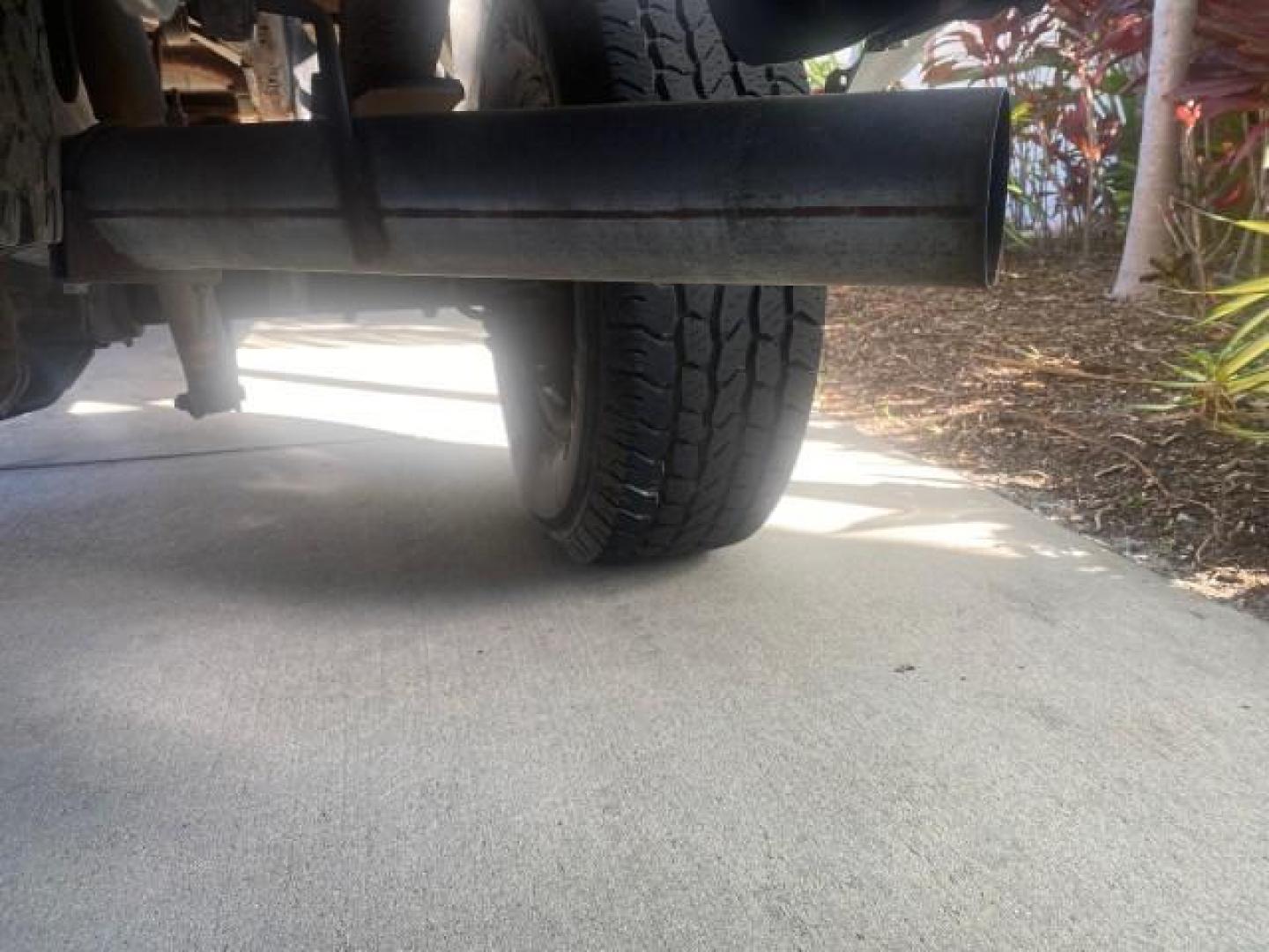 2001 Oxford White /Medium Graphite Ford Super Duty F-250 XLT 7.3 TURBO DIESEL 4WD (3FTNX21F41M) with an 7.3L DI V8 Turbo-Diesel Power Stroke Engine engine, Automatic transmission, located at 4701 North Dixie Hwy, Pompano Beach, FL, 33064, (954) 422-2889, 26.240938, -80.123474 - OUR WEBPAGE FLORIDACARS1.COM HAS OVER 100 PHOTOS AND FREE CARFAX LINK 2001 FORD F-250 SUPER DUTY XLT TURBO DIESEL ENGINE 4WD VIN: 3FTNX21F41MA06821 3 F T N X 2 1 F 4 1 M A 0 6 8 2 1 4 DOOR EXTENDED CAB PICKUP 7.3L V8 F DIESEL REAR WHEEL DRIVE W/ 4X4 Features 4WD/AWD ABS Brakes Air Conditioning AM/FM - Photo#94