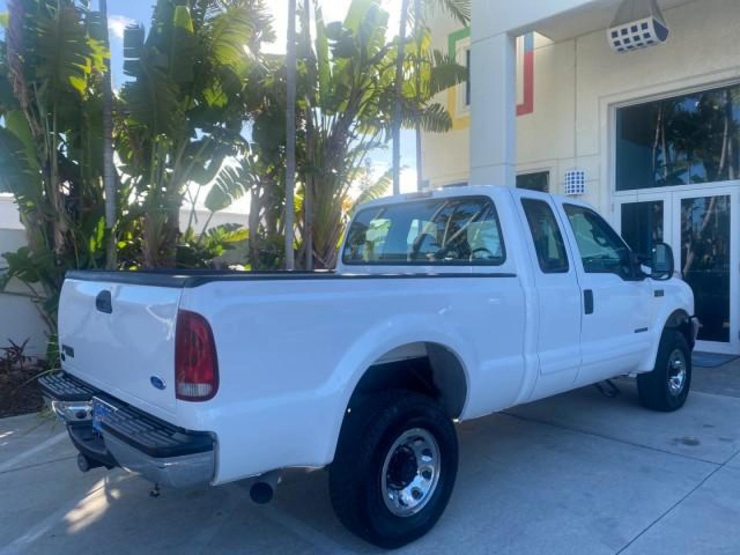 2001 Oxford White /Medium Graphite Ford Super Duty F-250 XLT 7.3 TURBO DIESEL 4WD (3FTNX21F41M) with an 7.3L DI V8 Turbo-Diesel Power Stroke Engine engine, Automatic transmission, located at 4701 North Dixie Hwy, Pompano Beach, FL, 33064, (954) 422-2889, 26.240938, -80.123474 - OUR WEBPAGE FLORIDACARS1.COM HAS OVER 100 PHOTOS AND FREE CARFAX LINK 2001 FORD F-250 SUPER DUTY XLT TURBO DIESEL ENGINE 4WD VIN: 3FTNX21F41MA06821 3 F T N X 2 1 F 4 1 M A 0 6 8 2 1 4 DOOR EXTENDED CAB PICKUP 7.3L V8 F DIESEL REAR WHEEL DRIVE W/ 4X4 Features 4WD/AWD ABS Brakes Air Conditioning AM/FM - Photo#98