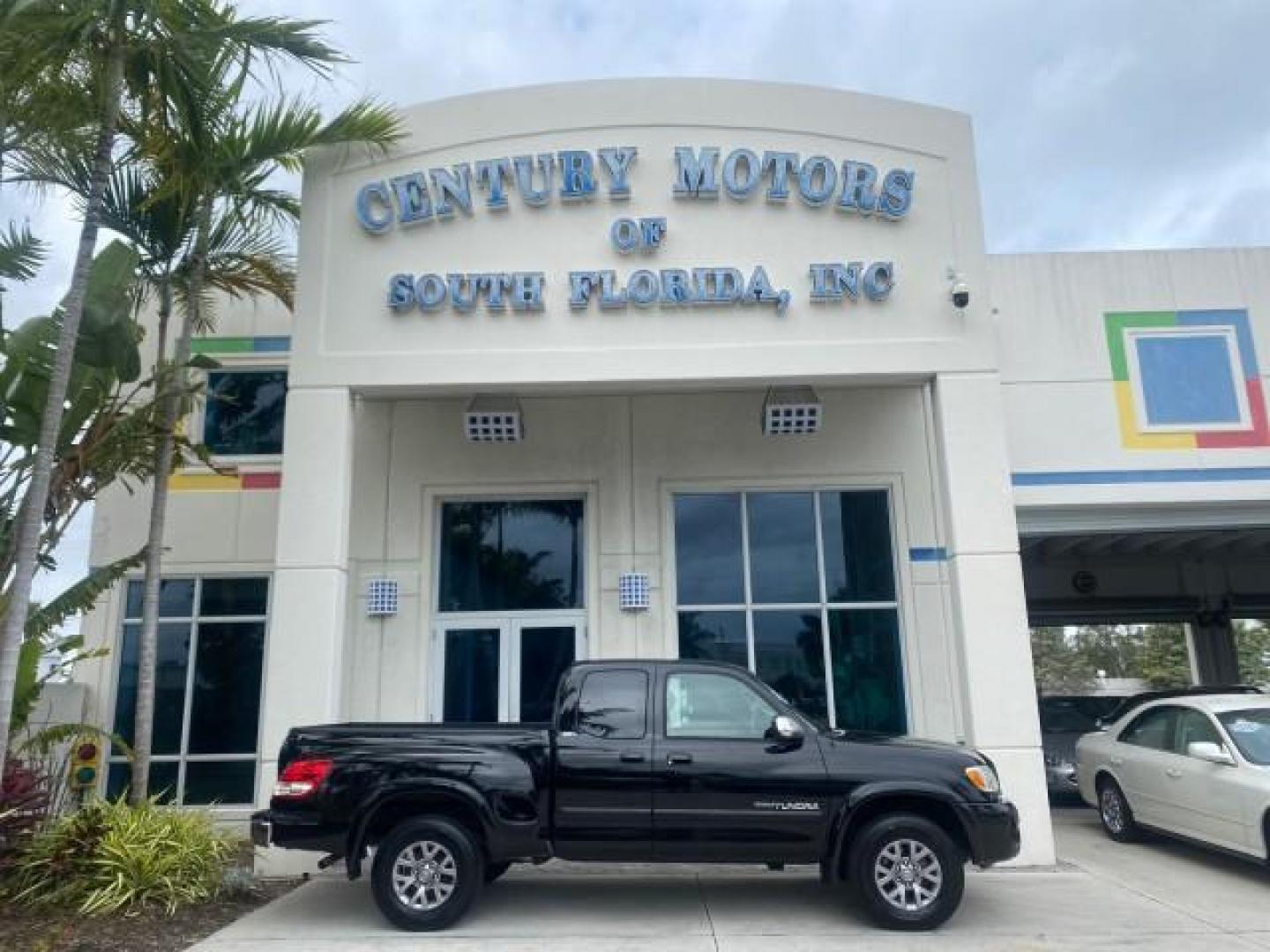2004 Black /Gray Toyota Tundra SR5 1 OWNER 4WD XTRA CAB STEP SIDE (5TBBT44124S) with an 4.7L DOHC EFI 32-Valve V8 i-Force Engine engine, Automatic transmission, located at 4701 North Dixie Hwy, Pompano Beach, FL, 33064, (954) 422-2889, 26.240938, -80.123474 - OUR WEBPAGE FLORIDACARS1.COM HAS OVER 100 PHOTOS AND FREE CARFAX LINK 2004 TOYOTA TUNDRA SR5 4WD 1 OWNER VIN: 5TBBT44124S444633 5 T B B T 4 4 1 2 4 S 4 4 4 6 3 3 4 DOOR EXTENDED CAB PICKUP 4.7L V8 F DOHC 32V GASOLINE 18 MPG REAR WHEEL DRIVE W/ 4X4 Features 4WD/AWD ABS Brakes Air Conditioning Alloy W - Photo#0