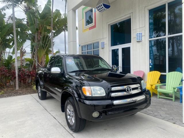 2004 Black /Gray Toyota Tundra SR5 1 OWNER 4WD XTRA CAB STEP SIDE (5TBBT44124S) with an 4.7L DOHC EFI 32-Valve V8 i-Force Engine engine, Automatic transmission, located at 4701 North Dixie Hwy, Pompano Beach, FL, 33064, (954) 422-2889, 26.240938, -80.123474 - OUR WEBPAGE FLORIDACARS1.COM HAS OVER 100 PHOTOS AND FREE CARFAX LINK 2004 TOYOTA TUNDRA SR5 4WD 1 OWNER VIN: 5TBBT44124S444633 5 T B B T 4 4 1 2 4 S 4 4 4 6 3 3 4 DOOR EXTENDED CAB PICKUP 4.7L V8 F DOHC 32V GASOLINE 18 MPG REAR WHEEL DRIVE W/ 4X4 Features 4WD/AWD ABS Brakes Air Conditioning Alloy W - Photo#1