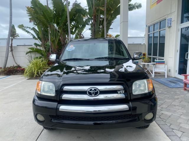 2004 Black /Gray Toyota Tundra SR5 1 OWNER 4WD XTRA CAB STEP SIDE (5TBBT44124S) with an 4.7L DOHC EFI 32-Valve V8 i-Force Engine engine, Automatic transmission, located at 4701 North Dixie Hwy, Pompano Beach, FL, 33064, (954) 422-2889, 26.240938, -80.123474 - OUR WEBPAGE FLORIDACARS1.COM HAS OVER 100 PHOTOS AND FREE CARFAX LINK 2004 TOYOTA TUNDRA SR5 4WD 1 OWNER VIN: 5TBBT44124S444633 5 T B B T 4 4 1 2 4 S 4 4 4 6 3 3 4 DOOR EXTENDED CAB PICKUP 4.7L V8 F DOHC 32V GASOLINE 18 MPG REAR WHEEL DRIVE W/ 4X4 Features 4WD/AWD ABS Brakes Air Conditioning Alloy W - Photo#2