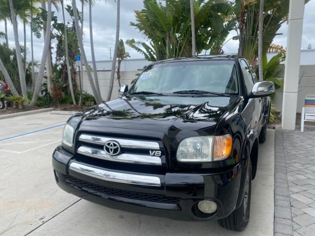 2004 Black /Gray Toyota Tundra SR5 1 OWNER 4WD XTRA CAB STEP SIDE (5TBBT44124S) with an 4.7L DOHC EFI 32-Valve V8 i-Force Engine engine, Automatic transmission, located at 4701 North Dixie Hwy, Pompano Beach, FL, 33064, (954) 422-2889, 26.240938, -80.123474 - OUR WEBPAGE FLORIDACARS1.COM HAS OVER 100 PHOTOS AND FREE CARFAX LINK 2004 TOYOTA TUNDRA SR5 4WD 1 OWNER VIN: 5TBBT44124S444633 5 T B B T 4 4 1 2 4 S 4 4 4 6 3 3 4 DOOR EXTENDED CAB PICKUP 4.7L V8 F DOHC 32V GASOLINE 18 MPG REAR WHEEL DRIVE W/ 4X4 Features 4WD/AWD ABS Brakes Air Conditioning Alloy W - Photo#3