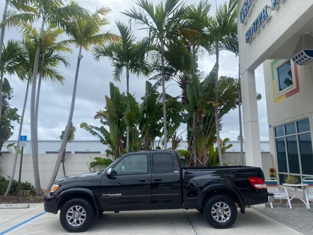 2004 Black /Gray Toyota Tundra SR5 1 OWNER 4WD XTRA CAB STEP SIDE (5TBBT44124S) with an 4.7L DOHC EFI 32-Valve V8 i-Force Engine engine, Automatic transmission, located at 4701 North Dixie Hwy, Pompano Beach, FL, 33064, (954) 422-2889, 26.240938, -80.123474 - OUR WEBPAGE FLORIDACARS1.COM HAS OVER 100 PHOTOS AND FREE CARFAX LINK 2004 TOYOTA TUNDRA SR5 4WD 1 OWNER VIN: 5TBBT44124S444633 5 T B B T 4 4 1 2 4 S 4 4 4 6 3 3 4 DOOR EXTENDED CAB PICKUP 4.7L V8 F DOHC 32V GASOLINE 18 MPG REAR WHEEL DRIVE W/ 4X4 Features 4WD/AWD ABS Brakes Air Conditioning Alloy W - Photo#4
