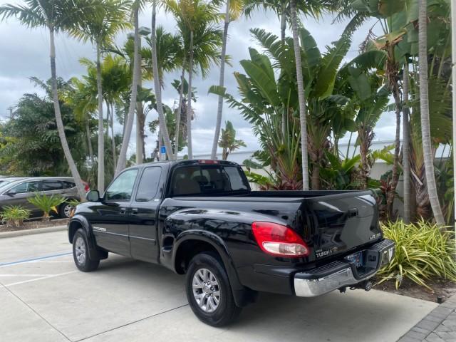 2004 Black /Gray Toyota Tundra SR5 1 OWNER 4WD XTRA CAB STEP SIDE (5TBBT44124S) with an 4.7L DOHC EFI 32-Valve V8 i-Force Engine engine, Automatic transmission, located at 4701 North Dixie Hwy, Pompano Beach, FL, 33064, (954) 422-2889, 26.240938, -80.123474 - OUR WEBPAGE FLORIDACARS1.COM HAS OVER 100 PHOTOS AND FREE CARFAX LINK 2004 TOYOTA TUNDRA SR5 4WD 1 OWNER VIN: 5TBBT44124S444633 5 T B B T 4 4 1 2 4 S 4 4 4 6 3 3 4 DOOR EXTENDED CAB PICKUP 4.7L V8 F DOHC 32V GASOLINE 18 MPG REAR WHEEL DRIVE W/ 4X4 Features 4WD/AWD ABS Brakes Air Conditioning Alloy W - Photo#5