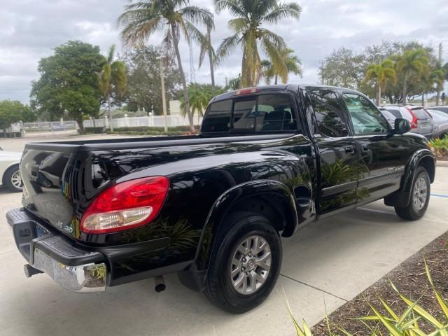 2004 Black /Gray Toyota Tundra SR5 1 OWNER 4WD XTRA CAB STEP SIDE (5TBBT44124S) with an 4.7L DOHC EFI 32-Valve V8 i-Force Engine engine, Automatic transmission, located at 4701 North Dixie Hwy, Pompano Beach, FL, 33064, (954) 422-2889, 26.240938, -80.123474 - OUR WEBPAGE FLORIDACARS1.COM HAS OVER 100 PHOTOS AND FREE CARFAX LINK 2004 TOYOTA TUNDRA SR5 4WD 1 OWNER VIN: 5TBBT44124S444633 5 T B B T 4 4 1 2 4 S 4 4 4 6 3 3 4 DOOR EXTENDED CAB PICKUP 4.7L V8 F DOHC 32V GASOLINE 18 MPG REAR WHEEL DRIVE W/ 4X4 Features 4WD/AWD ABS Brakes Air Conditioning Alloy W - Photo#7