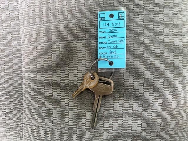 2004 Black /Gray Toyota Tundra SR5 1 OWNER 4WD XTRA CAB STEP SIDE (5TBBT44124S) with an 4.7L DOHC EFI 32-Valve V8 i-Force Engine engine, Automatic transmission, located at 4701 North Dixie Hwy, Pompano Beach, FL, 33064, (954) 422-2889, 26.240938, -80.123474 - OUR WEBPAGE FLORIDACARS1.COM HAS OVER 100 PHOTOS AND FREE CARFAX LINK 2004 TOYOTA TUNDRA SR5 4WD 1 OWNER VIN: 5TBBT44124S444633 5 T B B T 4 4 1 2 4 S 4 4 4 6 3 3 4 DOOR EXTENDED CAB PICKUP 4.7L V8 F DOHC 32V GASOLINE 18 MPG REAR WHEEL DRIVE W/ 4X4 Features 4WD/AWD ABS Brakes Air Conditioning Alloy W - Photo#23