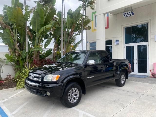 2004 Black /Gray Toyota Tundra SR5 1 OWNER 4WD XTRA CAB STEP SIDE (5TBBT44124S) with an 4.7L DOHC EFI 32-Valve V8 i-Force Engine engine, Automatic transmission, located at 4701 North Dixie Hwy, Pompano Beach, FL, 33064, (954) 422-2889, 26.240938, -80.123474 - OUR WEBPAGE FLORIDACARS1.COM HAS OVER 100 PHOTOS AND FREE CARFAX LINK 2004 TOYOTA TUNDRA SR5 4WD 1 OWNER VIN: 5TBBT44124S444633 5 T B B T 4 4 1 2 4 S 4 4 4 6 3 3 4 DOOR EXTENDED CAB PICKUP 4.7L V8 F DOHC 32V GASOLINE 18 MPG REAR WHEEL DRIVE W/ 4X4 Features 4WD/AWD ABS Brakes Air Conditioning Alloy W - Photo#28