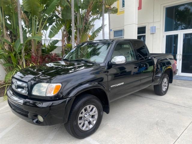 2004 Black /Gray Toyota Tundra SR5 1 OWNER 4WD XTRA CAB STEP SIDE (5TBBT44124S) with an 4.7L DOHC EFI 32-Valve V8 i-Force Engine engine, Automatic transmission, located at 4701 North Dixie Hwy, Pompano Beach, FL, 33064, (954) 422-2889, 26.240938, -80.123474 - OUR WEBPAGE FLORIDACARS1.COM HAS OVER 100 PHOTOS AND FREE CARFAX LINK 2004 TOYOTA TUNDRA SR5 4WD 1 OWNER VIN: 5TBBT44124S444633 5 T B B T 4 4 1 2 4 S 4 4 4 6 3 3 4 DOOR EXTENDED CAB PICKUP 4.7L V8 F DOHC 32V GASOLINE 18 MPG REAR WHEEL DRIVE W/ 4X4 Features 4WD/AWD ABS Brakes Air Conditioning Alloy W - Photo#29