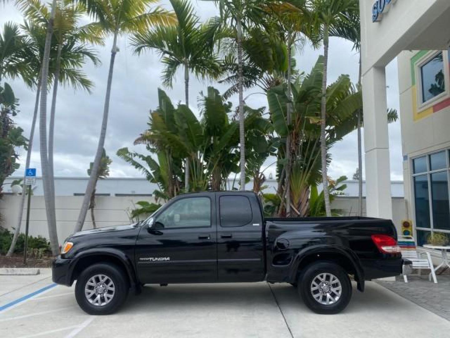 2004 Black /Gray Toyota Tundra SR5 1 OWNER 4WD XTRA CAB STEP SIDE (5TBBT44124S) with an 4.7L DOHC EFI 32-Valve V8 i-Force Engine engine, Automatic transmission, located at 4701 North Dixie Hwy, Pompano Beach, FL, 33064, (954) 422-2889, 26.240938, -80.123474 - OUR WEBPAGE FLORIDACARS1.COM HAS OVER 100 PHOTOS AND FREE CARFAX LINK 2004 TOYOTA TUNDRA SR5 4WD 1 OWNER VIN: 5TBBT44124S444633 5 T B B T 4 4 1 2 4 S 4 4 4 6 3 3 4 DOOR EXTENDED CAB PICKUP 4.7L V8 F DOHC 32V GASOLINE 18 MPG REAR WHEEL DRIVE W/ 4X4 Features 4WD/AWD ABS Brakes Air Conditioning Alloy W - Photo#30
