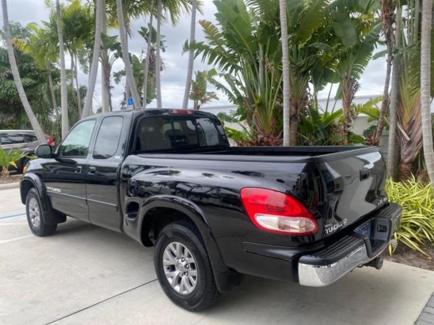 2004 Black /Gray Toyota Tundra SR5 1 OWNER 4WD XTRA CAB STEP SIDE (5TBBT44124S) with an 4.7L DOHC EFI 32-Valve V8 i-Force Engine engine, Automatic transmission, located at 4701 North Dixie Hwy, Pompano Beach, FL, 33064, (954) 422-2889, 26.240938, -80.123474 - OUR WEBPAGE FLORIDACARS1.COM HAS OVER 100 PHOTOS AND FREE CARFAX LINK 2004 TOYOTA TUNDRA SR5 4WD 1 OWNER VIN: 5TBBT44124S444633 5 T B B T 4 4 1 2 4 S 4 4 4 6 3 3 4 DOOR EXTENDED CAB PICKUP 4.7L V8 F DOHC 32V GASOLINE 18 MPG REAR WHEEL DRIVE W/ 4X4 Features 4WD/AWD ABS Brakes Air Conditioning Alloy W - Photo#33