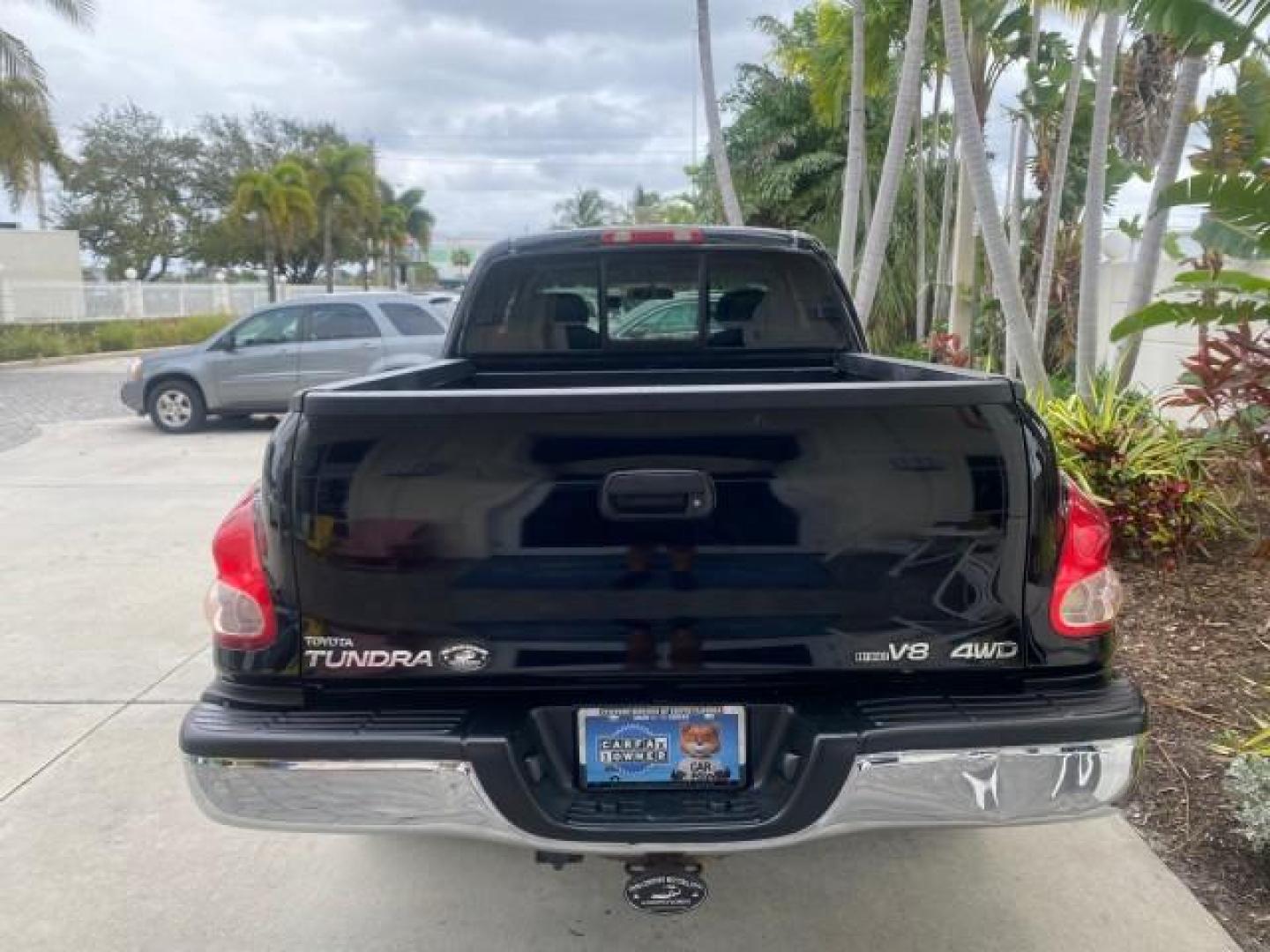 2004 Black /Gray Toyota Tundra SR5 1 OWNER 4WD XTRA CAB STEP SIDE (5TBBT44124S) with an 4.7L DOHC EFI 32-Valve V8 i-Force Engine engine, Automatic transmission, located at 4701 North Dixie Hwy, Pompano Beach, FL, 33064, (954) 422-2889, 26.240938, -80.123474 - OUR WEBPAGE FLORIDACARS1.COM HAS OVER 100 PHOTOS AND FREE CARFAX LINK 2004 TOYOTA TUNDRA SR5 4WD 1 OWNER VIN: 5TBBT44124S444633 5 T B B T 4 4 1 2 4 S 4 4 4 6 3 3 4 DOOR EXTENDED CAB PICKUP 4.7L V8 F DOHC 32V GASOLINE 18 MPG REAR WHEEL DRIVE W/ 4X4 Features 4WD/AWD ABS Brakes Air Conditioning Alloy W - Photo#35