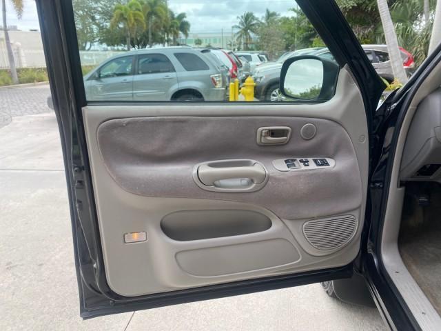 2004 Black /Gray Toyota Tundra SR5 1 OWNER 4WD XTRA CAB STEP SIDE (5TBBT44124S) with an 4.7L DOHC EFI 32-Valve V8 i-Force Engine engine, Automatic transmission, located at 4701 North Dixie Hwy, Pompano Beach, FL, 33064, (954) 422-2889, 26.240938, -80.123474 - OUR WEBPAGE FLORIDACARS1.COM HAS OVER 100 PHOTOS AND FREE CARFAX LINK 2004 TOYOTA TUNDRA SR5 4WD 1 OWNER VIN: 5TBBT44124S444633 5 T B B T 4 4 1 2 4 S 4 4 4 6 3 3 4 DOOR EXTENDED CAB PICKUP 4.7L V8 F DOHC 32V GASOLINE 18 MPG REAR WHEEL DRIVE W/ 4X4 Features 4WD/AWD ABS Brakes Air Conditioning Alloy W - Photo#42