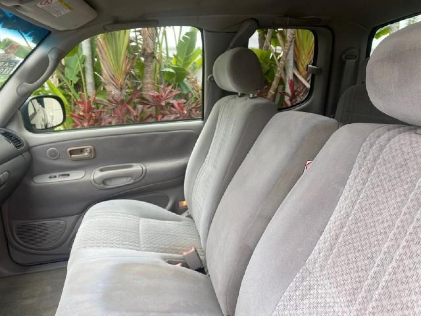 2004 Black /Gray Toyota Tundra SR5 1 OWNER 4WD XTRA CAB STEP SIDE (5TBBT44124S) with an 4.7L DOHC EFI 32-Valve V8 i-Force Engine engine, Automatic transmission, located at 4701 North Dixie Hwy, Pompano Beach, FL, 33064, (954) 422-2889, 26.240938, -80.123474 - OUR WEBPAGE FLORIDACARS1.COM HAS OVER 100 PHOTOS AND FREE CARFAX LINK 2004 TOYOTA TUNDRA SR5 4WD 1 OWNER VIN: 5TBBT44124S444633 5 T B B T 4 4 1 2 4 S 4 4 4 6 3 3 4 DOOR EXTENDED CAB PICKUP 4.7L V8 F DOHC 32V GASOLINE 18 MPG REAR WHEEL DRIVE W/ 4X4 Features 4WD/AWD ABS Brakes Air Conditioning Alloy W - Photo#47