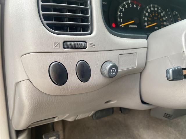 2004 Black /Gray Toyota Tundra SR5 1 OWNER 4WD XTRA CAB STEP SIDE (5TBBT44124S) with an 4.7L DOHC EFI 32-Valve V8 i-Force Engine engine, Automatic transmission, located at 4701 North Dixie Hwy, Pompano Beach, FL, 33064, (954) 422-2889, 26.240938, -80.123474 - OUR WEBPAGE FLORIDACARS1.COM HAS OVER 100 PHOTOS AND FREE CARFAX LINK 2004 TOYOTA TUNDRA SR5 4WD 1 OWNER VIN: 5TBBT44124S444633 5 T B B T 4 4 1 2 4 S 4 4 4 6 3 3 4 DOOR EXTENDED CAB PICKUP 4.7L V8 F DOHC 32V GASOLINE 18 MPG REAR WHEEL DRIVE W/ 4X4 Features 4WD/AWD ABS Brakes Air Conditioning Alloy W - Photo#53