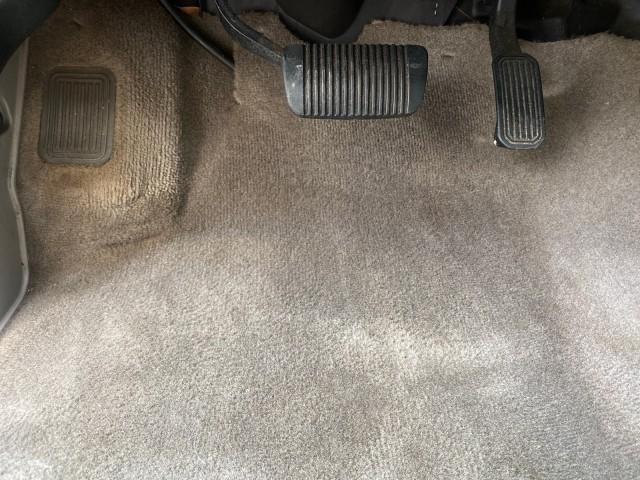 2004 Black /Gray Toyota Tundra SR5 1 OWNER 4WD XTRA CAB STEP SIDE (5TBBT44124S) with an 4.7L DOHC EFI 32-Valve V8 i-Force Engine engine, Automatic transmission, located at 4701 North Dixie Hwy, Pompano Beach, FL, 33064, (954) 422-2889, 26.240938, -80.123474 - OUR WEBPAGE FLORIDACARS1.COM HAS OVER 100 PHOTOS AND FREE CARFAX LINK 2004 TOYOTA TUNDRA SR5 4WD 1 OWNER VIN: 5TBBT44124S444633 5 T B B T 4 4 1 2 4 S 4 4 4 6 3 3 4 DOOR EXTENDED CAB PICKUP 4.7L V8 F DOHC 32V GASOLINE 18 MPG REAR WHEEL DRIVE W/ 4X4 Features 4WD/AWD ABS Brakes Air Conditioning Alloy W - Photo#54