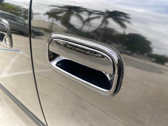 2004 Black /Gray Toyota Tundra SR5 1 OWNER 4WD XTRA CAB STEP SIDE (5TBBT44124S) with an 4.7L DOHC EFI 32-Valve V8 i-Force Engine engine, Automatic transmission, located at 4701 North Dixie Hwy, Pompano Beach, FL, 33064, (954) 422-2889, 26.240938, -80.123474 - OUR WEBPAGE FLORIDACARS1.COM HAS OVER 100 PHOTOS AND FREE CARFAX LINK 2004 TOYOTA TUNDRA SR5 4WD 1 OWNER VIN: 5TBBT44124S444633 5 T B B T 4 4 1 2 4 S 4 4 4 6 3 3 4 DOOR EXTENDED CAB PICKUP 4.7L V8 F DOHC 32V GASOLINE 18 MPG REAR WHEEL DRIVE W/ 4X4 Features 4WD/AWD ABS Brakes Air Conditioning Alloy W - Photo#73