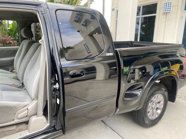 2004 Black /Gray Toyota Tundra SR5 1 OWNER 4WD XTRA CAB STEP SIDE (5TBBT44124S) with an 4.7L DOHC EFI 32-Valve V8 i-Force Engine engine, Automatic transmission, located at 4701 North Dixie Hwy, Pompano Beach, FL, 33064, (954) 422-2889, 26.240938, -80.123474 - OUR WEBPAGE FLORIDACARS1.COM HAS OVER 100 PHOTOS AND FREE CARFAX LINK 2004 TOYOTA TUNDRA SR5 4WD 1 OWNER VIN: 5TBBT44124S444633 5 T B B T 4 4 1 2 4 S 4 4 4 6 3 3 4 DOOR EXTENDED CAB PICKUP 4.7L V8 F DOHC 32V GASOLINE 18 MPG REAR WHEEL DRIVE W/ 4X4 Features 4WD/AWD ABS Brakes Air Conditioning Alloy W - Photo#75