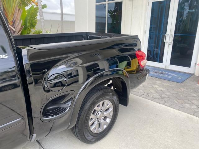 2004 Black /Gray Toyota Tundra SR5 1 OWNER 4WD XTRA CAB STEP SIDE (5TBBT44124S) with an 4.7L DOHC EFI 32-Valve V8 i-Force Engine engine, Automatic transmission, located at 4701 North Dixie Hwy, Pompano Beach, FL, 33064, (954) 422-2889, 26.240938, -80.123474 - OUR WEBPAGE FLORIDACARS1.COM HAS OVER 100 PHOTOS AND FREE CARFAX LINK 2004 TOYOTA TUNDRA SR5 4WD 1 OWNER VIN: 5TBBT44124S444633 5 T B B T 4 4 1 2 4 S 4 4 4 6 3 3 4 DOOR EXTENDED CAB PICKUP 4.7L V8 F DOHC 32V GASOLINE 18 MPG REAR WHEEL DRIVE W/ 4X4 Features 4WD/AWD ABS Brakes Air Conditioning Alloy W - Photo#84