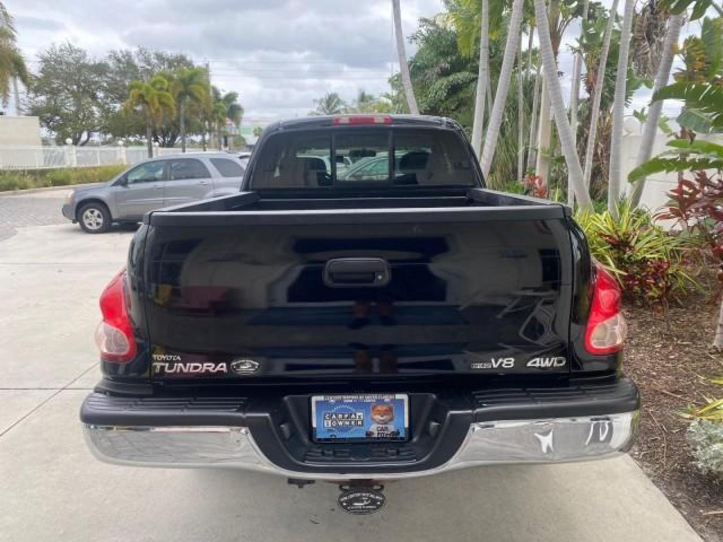 2004 Black /Gray Toyota Tundra SR5 1 OWNER 4WD XTRA CAB STEP SIDE (5TBBT44124S) with an 4.7L DOHC EFI 32-Valve V8 i-Force Engine engine, Automatic transmission, located at 4701 North Dixie Hwy, Pompano Beach, FL, 33064, (954) 422-2889, 26.240938, -80.123474 - OUR WEBPAGE FLORIDACARS1.COM HAS OVER 100 PHOTOS AND FREE CARFAX LINK 2004 TOYOTA TUNDRA SR5 4WD 1 OWNER VIN: 5TBBT44124S444633 5 T B B T 4 4 1 2 4 S 4 4 4 6 3 3 4 DOOR EXTENDED CAB PICKUP 4.7L V8 F DOHC 32V GASOLINE 18 MPG REAR WHEEL DRIVE W/ 4X4 Features 4WD/AWD ABS Brakes Air Conditioning Alloy W - Photo#94