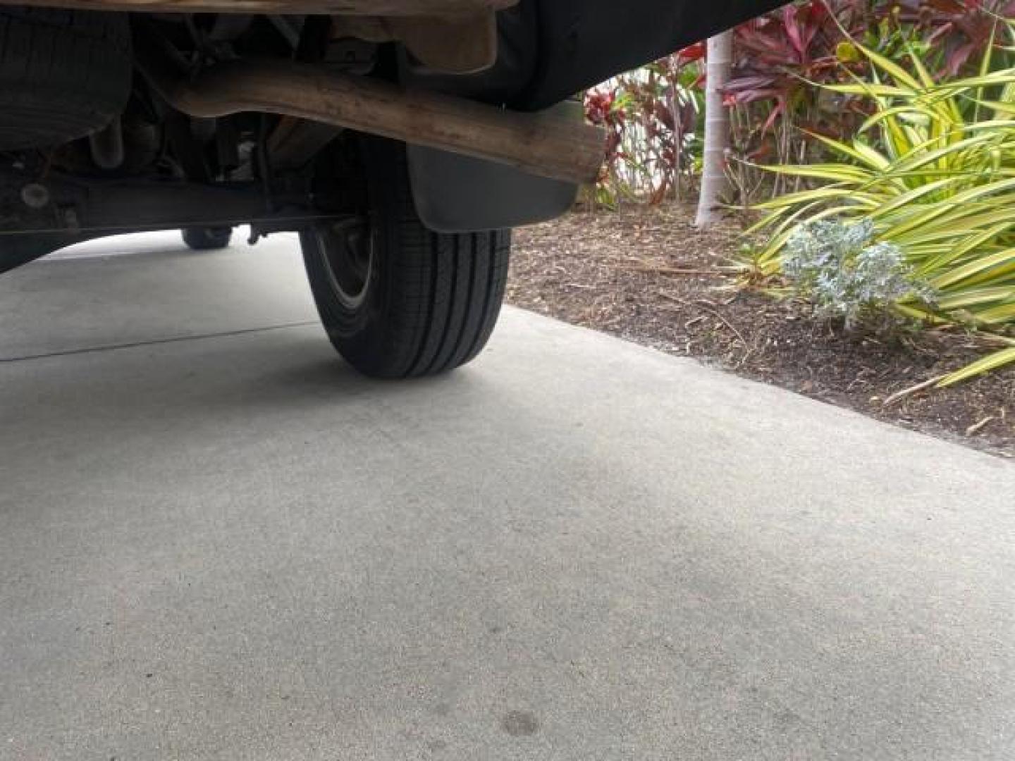 2004 Black /Gray Toyota Tundra SR5 1 OWNER 4WD XTRA CAB STEP SIDE (5TBBT44124S) with an 4.7L DOHC EFI 32-Valve V8 i-Force Engine engine, Automatic transmission, located at 4701 North Dixie Hwy, Pompano Beach, FL, 33064, (954) 422-2889, 26.240938, -80.123474 - OUR WEBPAGE FLORIDACARS1.COM HAS OVER 100 PHOTOS AND FREE CARFAX LINK 2004 TOYOTA TUNDRA SR5 4WD 1 OWNER VIN: 5TBBT44124S444633 5 T B B T 4 4 1 2 4 S 4 4 4 6 3 3 4 DOOR EXTENDED CAB PICKUP 4.7L V8 F DOHC 32V GASOLINE 18 MPG REAR WHEEL DRIVE W/ 4X4 Features 4WD/AWD ABS Brakes Air Conditioning Alloy W - Photo#98