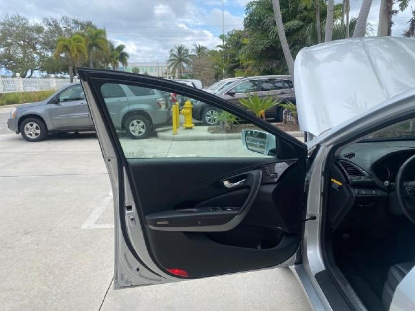 2013 Silver Frost Metallic /Graphite Black Hyundai Azera LOW MILES 12,752 LEATHER LOADED (KMHFG4JG8DA) with an 3.3L DOHC MPI 24-Valve CVVT V6 Engine engine, Automatic transmission, located at 4701 North Dixie Hwy, Pompano Beach, FL, 33064, (954) 422-2889, 26.240938, -80.123474 - OUR WEBPAGE FLORIDACARS1.COM HAS OVER 100 PHOTOS AND FREE CARFAX LINK 2013 HYUNDAI AZERA ONLY 12,752 MILES 1 OF A KIND FIND - $ ORIGINAL PRICE $32,360 VIN: KMHFG4JG8DA228283 K M H F G 4 J G 8 D A 2 2 8 2 8 3 SEDAN 4 DR 3.3L V6 F DOHC 24V GASOLINE 29 MPG FRONT WHEEL DRIVE Features ABS Brakes Air Cond - Photo#9