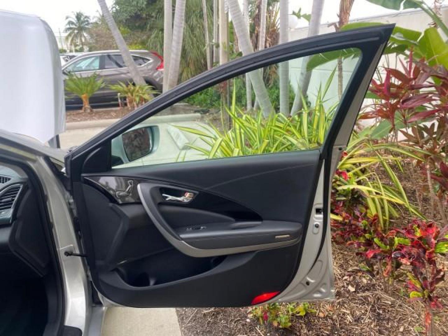 2013 Silver Frost Metallic /Graphite Black Hyundai Azera LOW MILES 12,752 LEATHER LOADED (KMHFG4JG8DA) with an 3.3L DOHC MPI 24-Valve CVVT V6 Engine engine, Automatic transmission, located at 4701 North Dixie Hwy, Pompano Beach, FL, 33064, (954) 422-2889, 26.240938, -80.123474 - OUR WEBPAGE FLORIDACARS1.COM HAS OVER 100 PHOTOS AND FREE CARFAX LINK 2013 HYUNDAI AZERA ONLY 12,752 MILES 1 OF A KIND FIND - $ ORIGINAL PRICE $32,360 VIN: KMHFG4JG8DA228283 K M H F G 4 J G 8 D A 2 2 8 2 8 3 SEDAN 4 DR 3.3L V6 F DOHC 24V GASOLINE 29 MPG FRONT WHEEL DRIVE Features ABS Brakes Air Cond - Photo#11