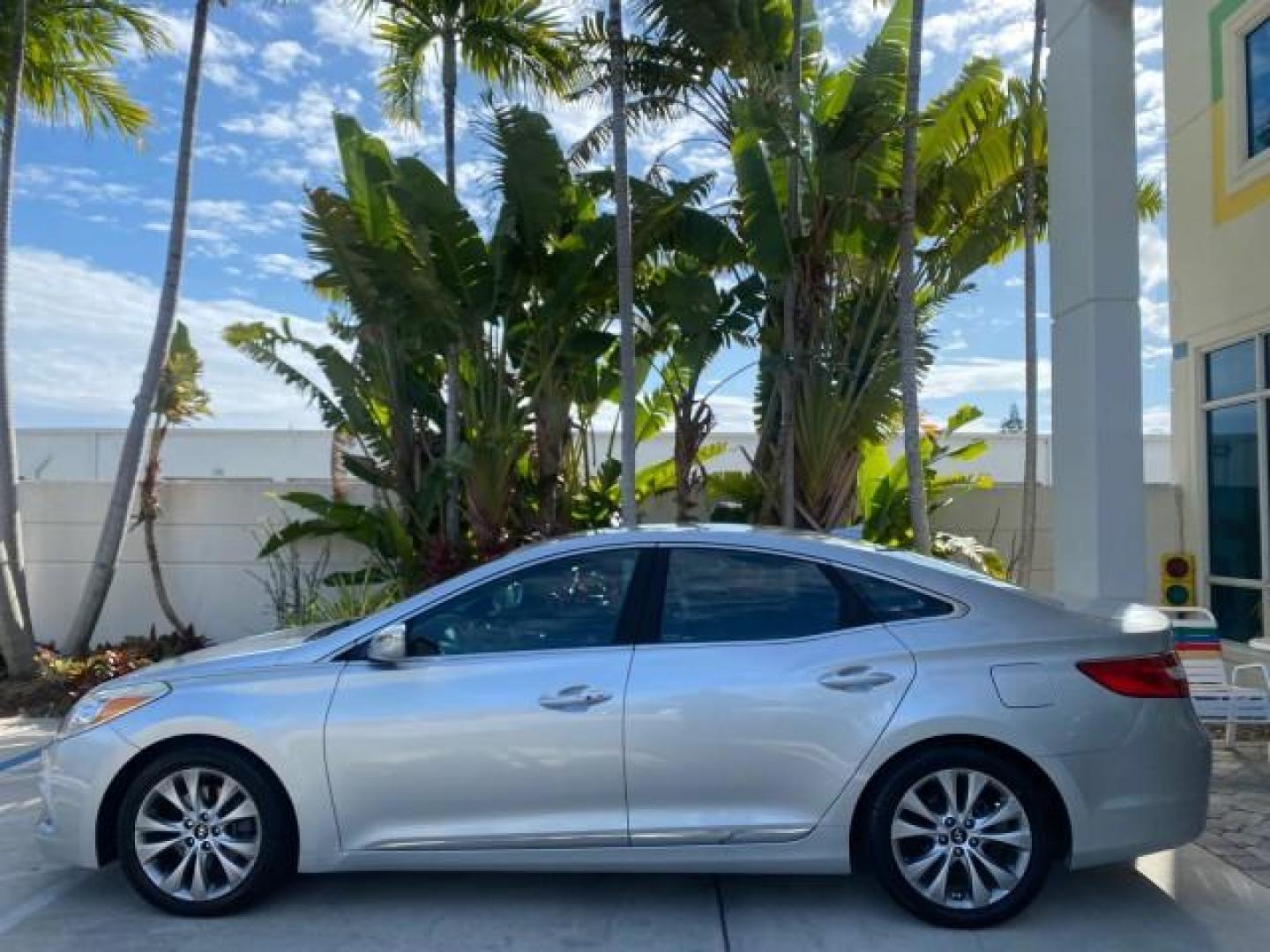 2013 Silver Frost Metallic /Graphite Black Hyundai Azera LOW MILES 12,752 LEATHER LOADED (KMHFG4JG8DA) with an 3.3L DOHC MPI 24-Valve CVVT V6 Engine engine, Automatic transmission, located at 4701 North Dixie Hwy, Pompano Beach, FL, 33064, (954) 422-2889, 26.240938, -80.123474 - OUR WEBPAGE FLORIDACARS1.COM HAS OVER 100 PHOTOS AND FREE CARFAX LINK 2013 HYUNDAI AZERA ONLY 12,752 MILES 1 OF A KIND FIND - $ ORIGINAL PRICE $32,360 VIN: KMHFG4JG8DA228283 K M H F G 4 J G 8 D A 2 2 8 2 8 3 SEDAN 4 DR 3.3L V6 F DOHC 24V GASOLINE 29 MPG FRONT WHEEL DRIVE Features ABS Brakes Air Cond - Photo#31