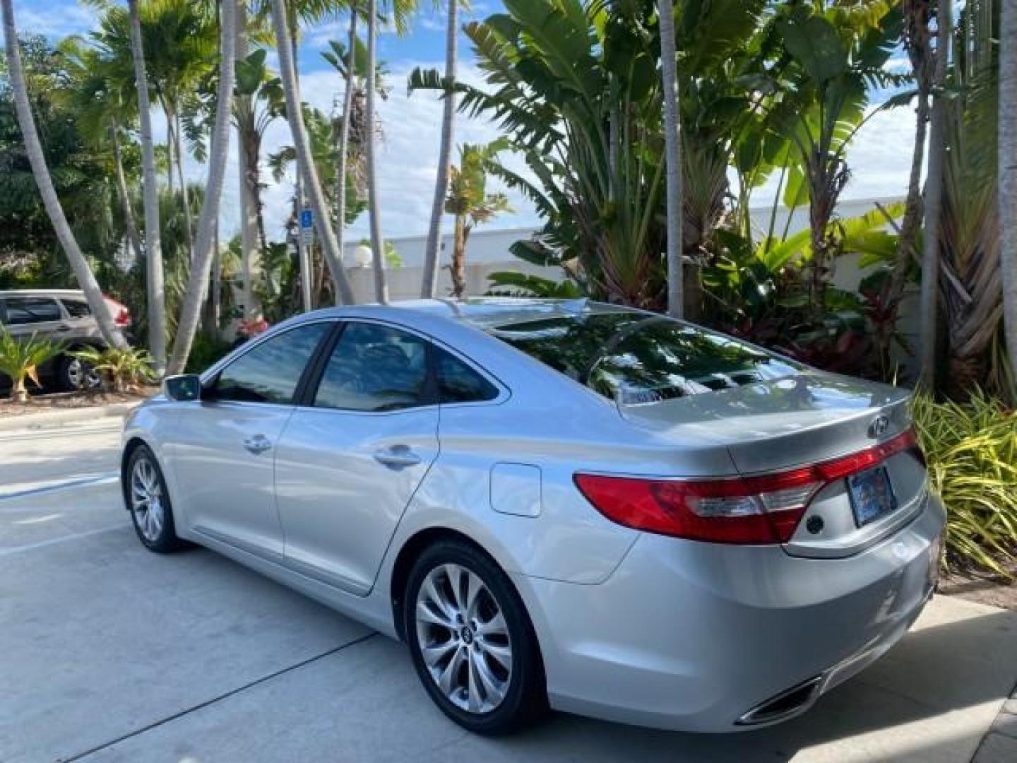 2013 Silver Frost Metallic /Graphite Black Hyundai Azera LOW MILES 12,752 LEATHER LOADED (KMHFG4JG8DA) with an 3.3L DOHC MPI 24-Valve CVVT V6 Engine engine, Automatic transmission, located at 4701 North Dixie Hwy, Pompano Beach, FL, 33064, (954) 422-2889, 26.240938, -80.123474 - OUR WEBPAGE FLORIDACARS1.COM HAS OVER 100 PHOTOS AND FREE CARFAX LINK 2013 HYUNDAI AZERA ONLY 12,752 MILES 1 OF A KIND FIND - $ ORIGINAL PRICE $32,360 VIN: KMHFG4JG8DA228283 K M H F G 4 J G 8 D A 2 2 8 2 8 3 SEDAN 4 DR 3.3L V6 F DOHC 24V GASOLINE 29 MPG FRONT WHEEL DRIVE Features ABS Brakes Air Cond - Photo#33