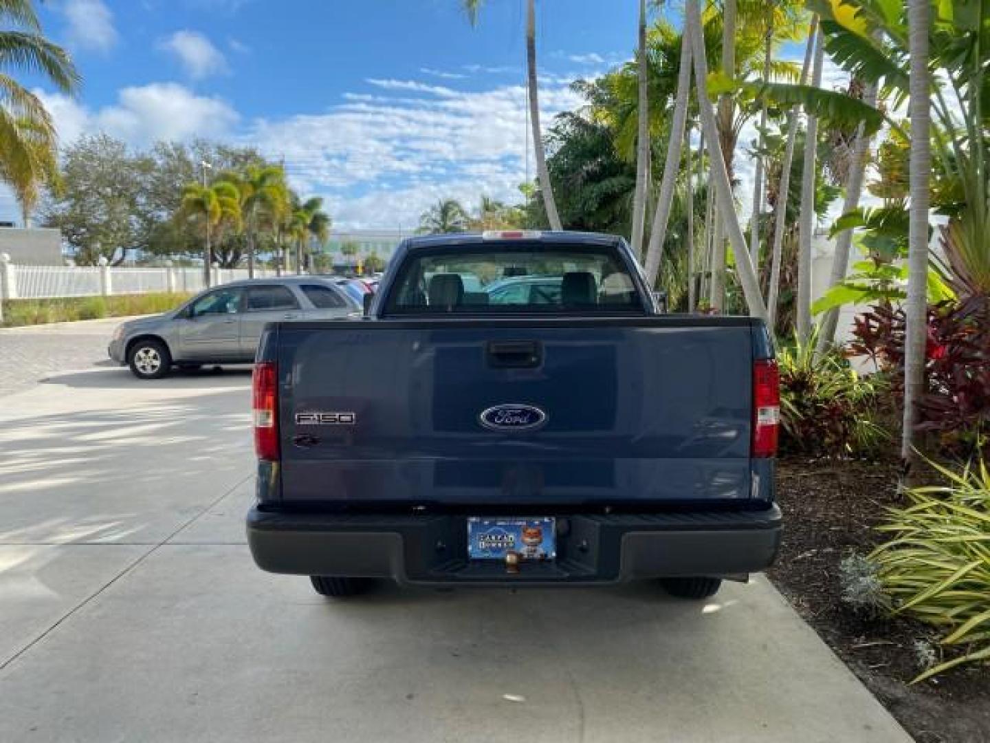 2005 True Blue Metallic /Flint Ford F-150 XL LOW MILES 27,620 1 OWNER FL (1FTRF12215N) with an 4.2L EFI V6 Engine engine, Automatic transmission, located at 4701 North Dixie Hwy, Pompano Beach, FL, 33064, (954) 422-2889, 26.240938, -80.123474 - OUR WEBPAGE FLORIDACARS1.COM HAS OVER 100 PHOTOS AND FREE CARFAX LINK 2005 FORD F-150 STX 1 OWNER FLORIDA THIS IS THE LOWEST MILE TRUCK WEVE EVER LISTED LOOKS ALL ORIGINAL PAINT VIN: 1FTRF12215NB72140 1 F T R F 1 2 2 1 5 N B 7 2 1 4 0 PICKUP 4.2L V6 F OHV GASOLINE 20 MPG REAR WHEEL DRIVE Features AB - Photo#34