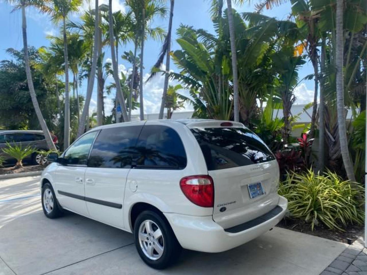 2006 Stone White /Medium Slate Gray Dodge Caravan SXT LOW MILES 28,367 1 OWNER HANDICAP LIFT (1D4GP45R96B) with an 3.3L OHV V6 Engine engine, Automatic transmission, located at 4701 North Dixie Hwy, Pompano Beach, FL, 33064, (954) 422-2889, 26.240938, -80.123474 - OUR WEBPAGE FLORIDACARS1.COM HAS OVER 100 PHOTOS AND FREE CARFAX LINK 2006 DODGE CARAVAN SXT 1 OWNER FREEDOM HANDICAP LIFT/SCOOTER VIN: 1D4GP45R96B730062 1 D 4 G P 4 5 R 9 6 B 7 3 0 0 6 2 VAN 3.3L V6 F OHV GASOLINE 26 MPG FRONT WHEEL DRIVE Features Air Conditioning Alloy Wheels AM/FM Stereo Automati- Photo#5