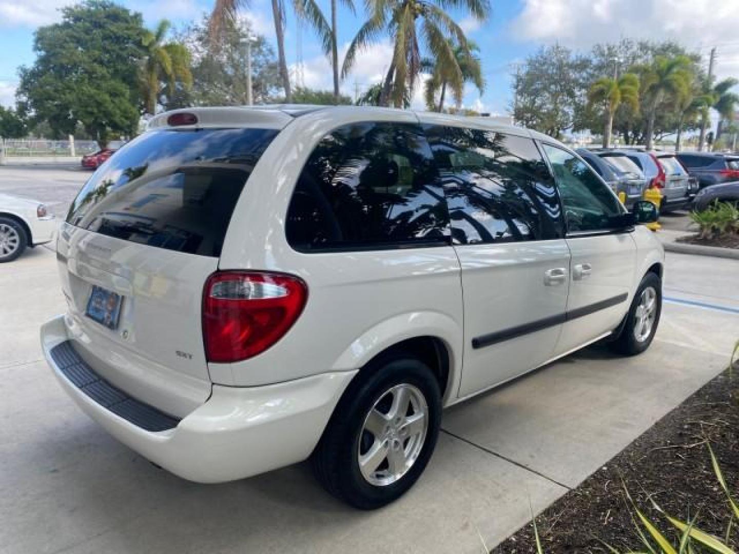 2006 Stone White /Medium Slate Gray Dodge Caravan SXT LOW MILES 28,367 1 OWNER HANDICAP LIFT (1D4GP45R96B) with an 3.3L OHV V6 Engine engine, Automatic transmission, located at 4701 North Dixie Hwy, Pompano Beach, FL, 33064, (954) 422-2889, 26.240938, -80.123474 - OUR WEBPAGE FLORIDACARS1.COM HAS OVER 100 PHOTOS AND FREE CARFAX LINK 2006 DODGE CARAVAN SXT 1 OWNER FREEDOM HANDICAP LIFT/SCOOTER VIN: 1D4GP45R96B730062 1 D 4 G P 4 5 R 9 6 B 7 3 0 0 6 2 VAN 3.3L V6 F OHV GASOLINE 26 MPG FRONT WHEEL DRIVE Features Air Conditioning Alloy Wheels AM/FM Stereo Automati- Photo#7