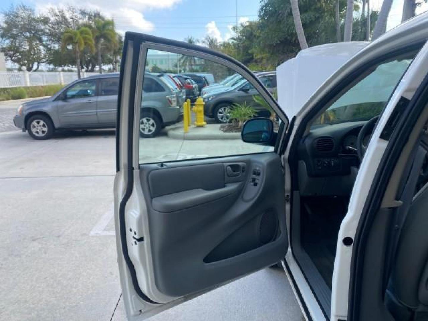 2006 Stone White /Medium Slate Gray Dodge Caravan SXT LOW MILES 28,367 1 OWNER HANDICAP LIFT (1D4GP45R96B) with an 3.3L OHV V6 Engine engine, Automatic transmission, located at 4701 North Dixie Hwy, Pompano Beach, FL, 33064, (954) 422-2889, 26.240938, -80.123474 - OUR WEBPAGE FLORIDACARS1.COM HAS OVER 100 PHOTOS AND FREE CARFAX LINK 2006 DODGE CARAVAN SXT 1 OWNER FREEDOM HANDICAP LIFT/SCOOTER VIN: 1D4GP45R96B730062 1 D 4 G P 4 5 R 9 6 B 7 3 0 0 6 2 VAN 3.3L V6 F OHV GASOLINE 26 MPG FRONT WHEEL DRIVE Features Air Conditioning Alloy Wheels AM/FM Stereo Automati- Photo#9