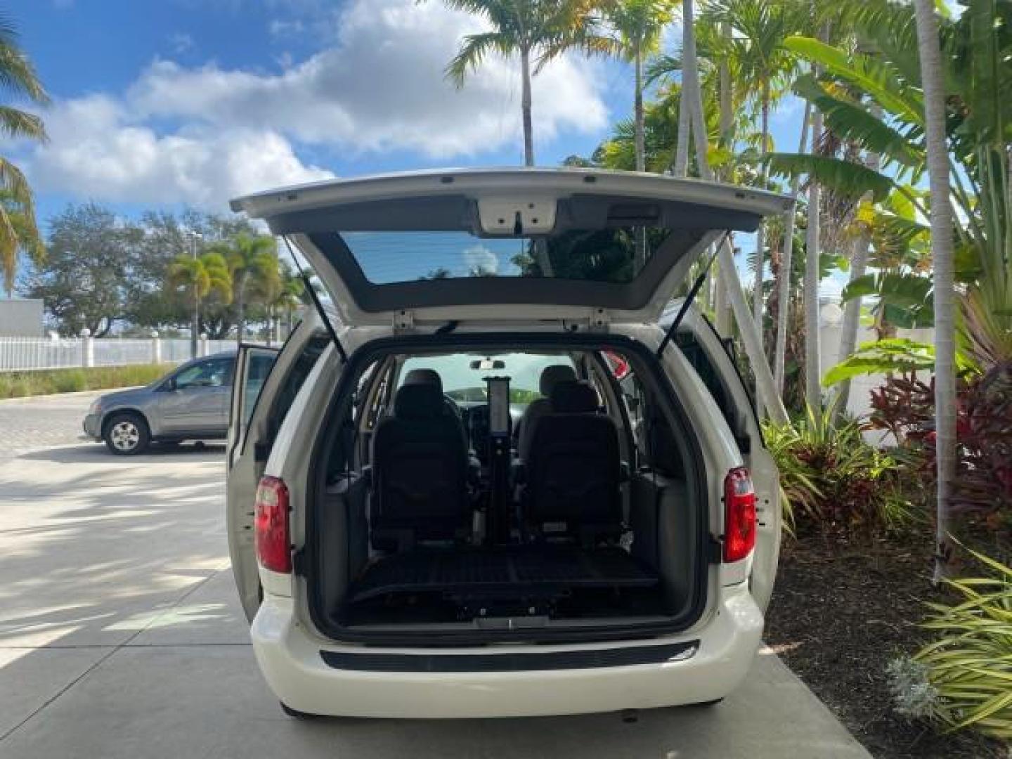 2006 Stone White /Medium Slate Gray Dodge Caravan SXT LOW MILES 28,367 1 OWNER HANDICAP LIFT (1D4GP45R96B) with an 3.3L OHV V6 Engine engine, Automatic transmission, located at 4701 North Dixie Hwy, Pompano Beach, FL, 33064, (954) 422-2889, 26.240938, -80.123474 - OUR WEBPAGE FLORIDACARS1.COM HAS OVER 100 PHOTOS AND FREE CARFAX LINK 2006 DODGE CARAVAN SXT 1 OWNER FREEDOM HANDICAP LIFT/SCOOTER VIN: 1D4GP45R96B730062 1 D 4 G P 4 5 R 9 6 B 7 3 0 0 6 2 VAN 3.3L V6 F OHV GASOLINE 26 MPG FRONT WHEEL DRIVE Features Air Conditioning Alloy Wheels AM/FM Stereo Automati- Photo#15