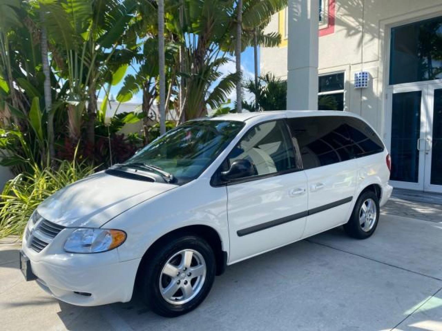 2006 Stone White /Medium Slate Gray Dodge Caravan SXT LOW MILES 28,367 1 OWNER HANDICAP LIFT (1D4GP45R96B) with an 3.3L OHV V6 Engine engine, Automatic transmission, located at 4701 North Dixie Hwy, Pompano Beach, FL, 33064, (954) 422-2889, 26.240938, -80.123474 - OUR WEBPAGE FLORIDACARS1.COM HAS OVER 100 PHOTOS AND FREE CARFAX LINK 2006 DODGE CARAVAN SXT 1 OWNER FREEDOM HANDICAP LIFT/SCOOTER VIN: 1D4GP45R96B730062 1 D 4 G P 4 5 R 9 6 B 7 3 0 0 6 2 VAN 3.3L V6 F OHV GASOLINE 26 MPG FRONT WHEEL DRIVE Features Air Conditioning Alloy Wheels AM/FM Stereo Automati- Photo#29