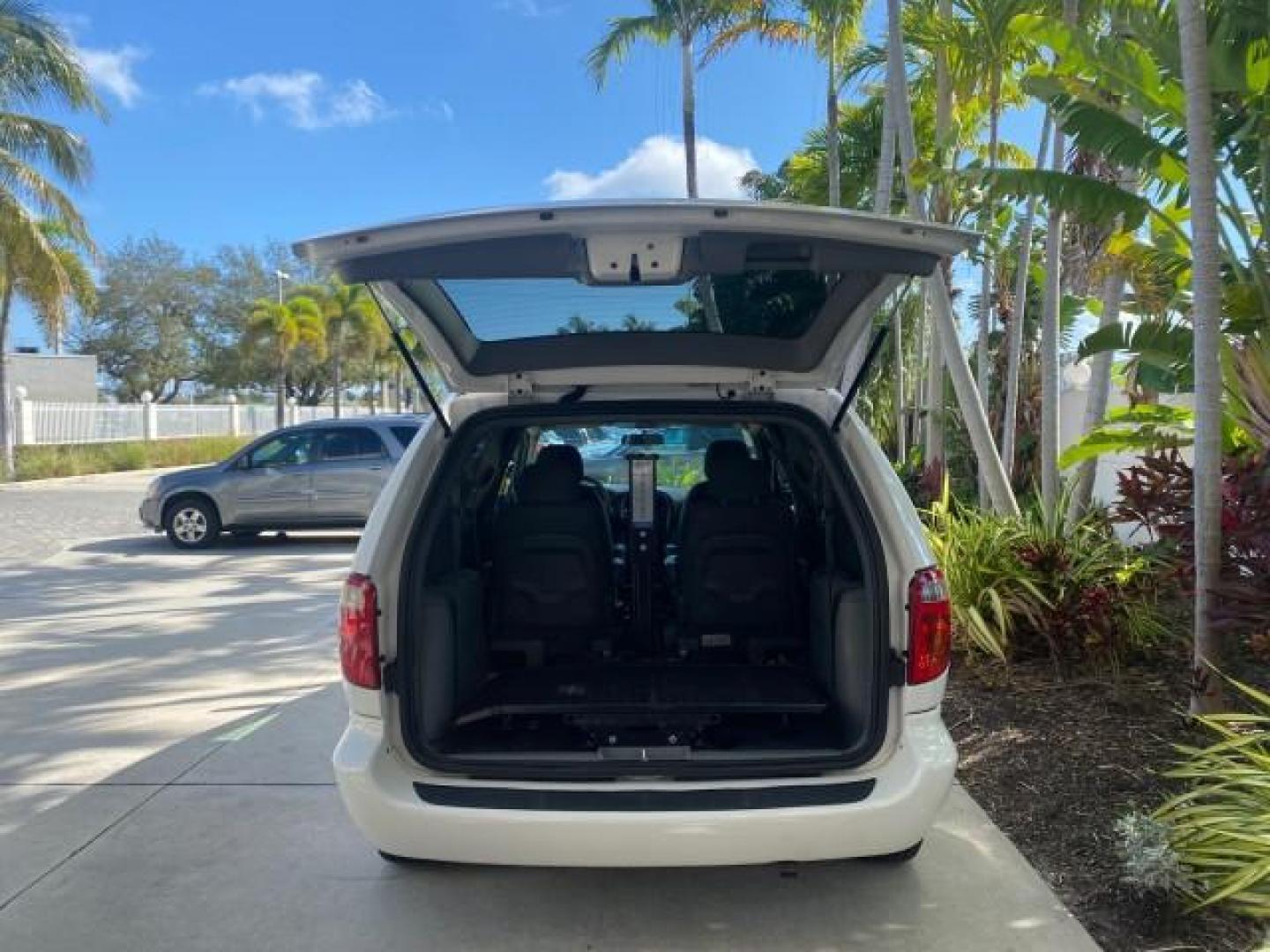 2006 Stone White /Medium Slate Gray Dodge Caravan SXT LOW MILES 28,367 1 OWNER HANDICAP LIFT (1D4GP45R96B) with an 3.3L OHV V6 Engine engine, Automatic transmission, located at 4701 North Dixie Hwy, Pompano Beach, FL, 33064, (954) 422-2889, 26.240938, -80.123474 - OUR WEBPAGE FLORIDACARS1.COM HAS OVER 100 PHOTOS AND FREE CARFAX LINK 2006 DODGE CARAVAN SXT 1 OWNER FREEDOM HANDICAP LIFT/SCOOTER VIN: 1D4GP45R96B730062 1 D 4 G P 4 5 R 9 6 B 7 3 0 0 6 2 VAN 3.3L V6 F OHV GASOLINE 26 MPG FRONT WHEEL DRIVE Features Air Conditioning Alloy Wheels AM/FM Stereo Automati- Photo#86