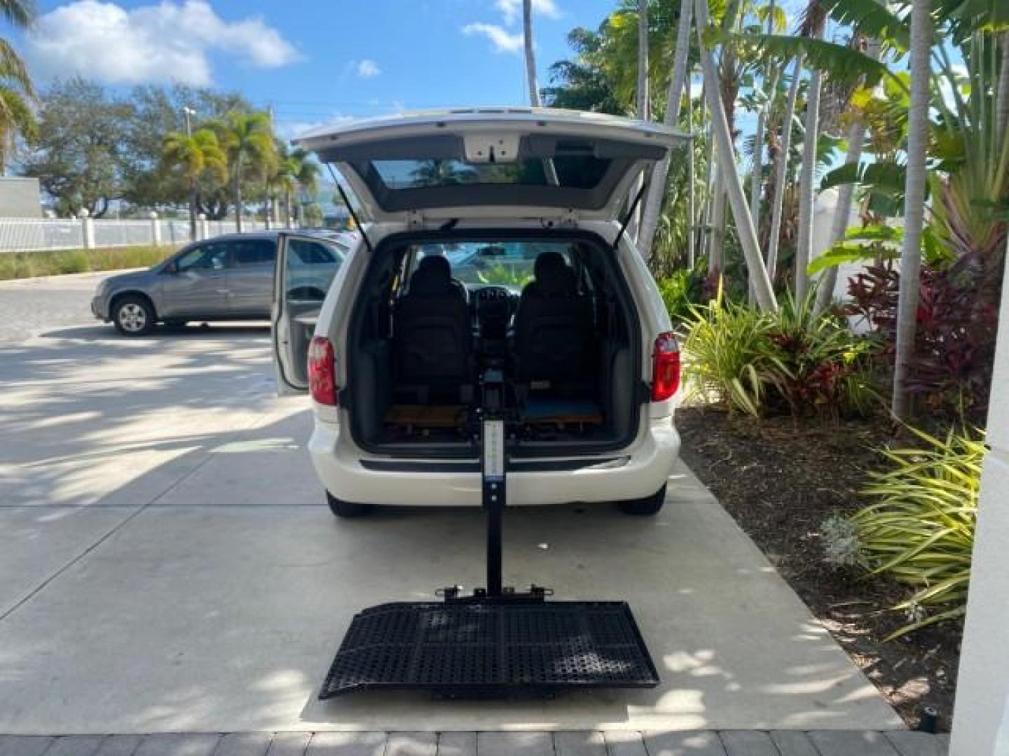 2006 Stone White /Medium Slate Gray Dodge Caravan SXT LOW MILES 28,367 1 OWNER HANDICAP LIFT (1D4GP45R96B) with an 3.3L OHV V6 Engine engine, Automatic transmission, located at 4701 North Dixie Hwy, Pompano Beach, FL, 33064, (954) 422-2889, 26.240938, -80.123474 - OUR WEBPAGE FLORIDACARS1.COM HAS OVER 100 PHOTOS AND FREE CARFAX LINK 2006 DODGE CARAVAN SXT 1 OWNER FREEDOM HANDICAP LIFT/SCOOTER VIN: 1D4GP45R96B730062 1 D 4 G P 4 5 R 9 6 B 7 3 0 0 6 2 VAN 3.3L V6 F OHV GASOLINE 26 MPG FRONT WHEEL DRIVE Features Air Conditioning Alloy Wheels AM/FM Stereo Automati- Photo#94