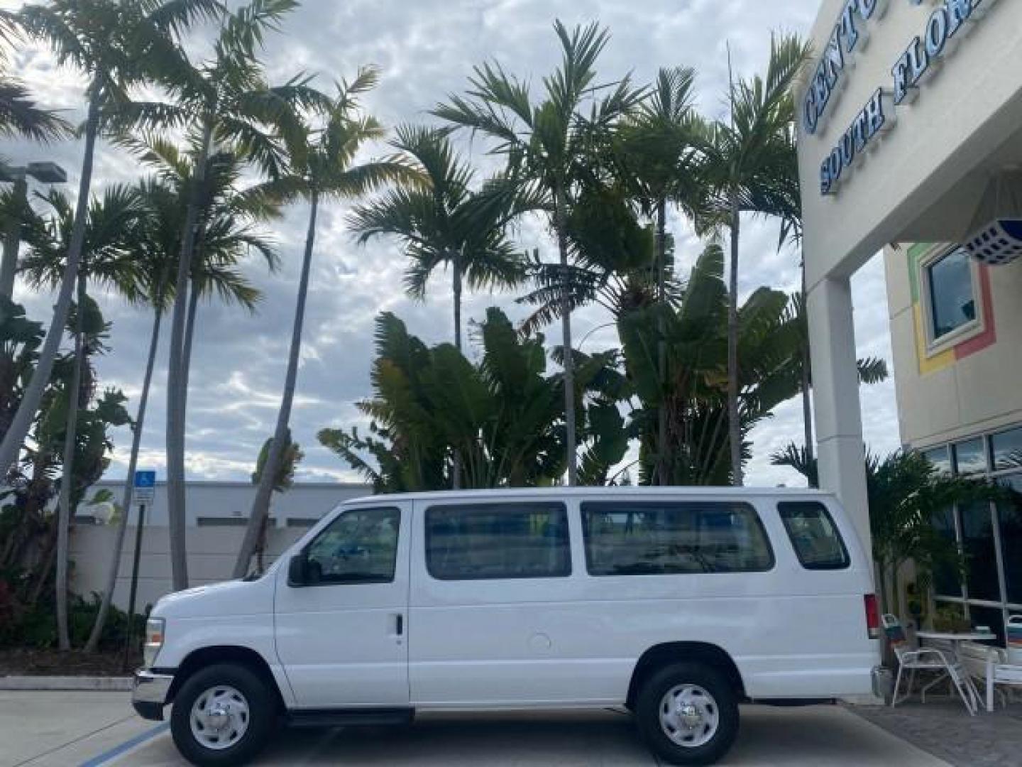 2008 Oxford White /Medium Flint Ford Econoline Wagon XLT 15 PASSENGERS E350 CLEAN (1FBSS31L78D) with an 5.4L EFI V8 Engine engine, Automatic transmission, located at 4701 North Dixie Hwy, Pompano Beach, FL, 33064, (954) 422-2889, 26.240938, -80.123474 - OUR WEBPAGE FLORIDACARS1.COM HAS OVER 100 PHOTOS AND FREE CARFAX LINK 2008 FORD E-SERIES E-350 SD XLT 15 PASSENGER VIN: 1FBSS31L78DA45023 1 F B S S 3 1 L 7 8 D A 4 5 0 2 3 VAN 5.4L V8 F SOHC 16V GASOLINE REAR WHEEL DRIVE Features ABS Brakes Air Conditioning AM/FM Stereo Automatic Transmission Barn D- Photo#4