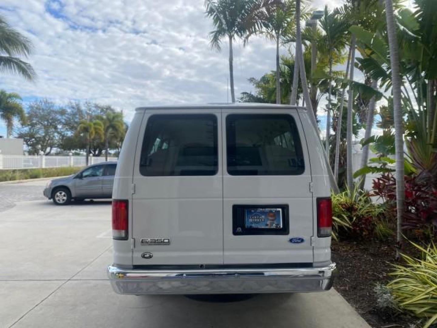 2008 Oxford White /Medium Flint Ford Econoline Wagon XLT 15 PASSENGERS E350 CLEAN (1FBSS31L78D) with an 5.4L EFI V8 Engine engine, Automatic transmission, located at 4701 North Dixie Hwy, Pompano Beach, FL, 33064, (954) 422-2889, 26.240938, -80.123474 - OUR WEBPAGE FLORIDACARS1.COM HAS OVER 100 PHOTOS AND FREE CARFAX LINK 2008 FORD E-SERIES E-350 SD XLT 15 PASSENGER VIN: 1FBSS31L78DA45023 1 F B S S 3 1 L 7 8 D A 4 5 0 2 3 VAN 5.4L V8 F SOHC 16V GASOLINE REAR WHEEL DRIVE Features ABS Brakes Air Conditioning AM/FM Stereo Automatic Transmission Barn D- Photo#6