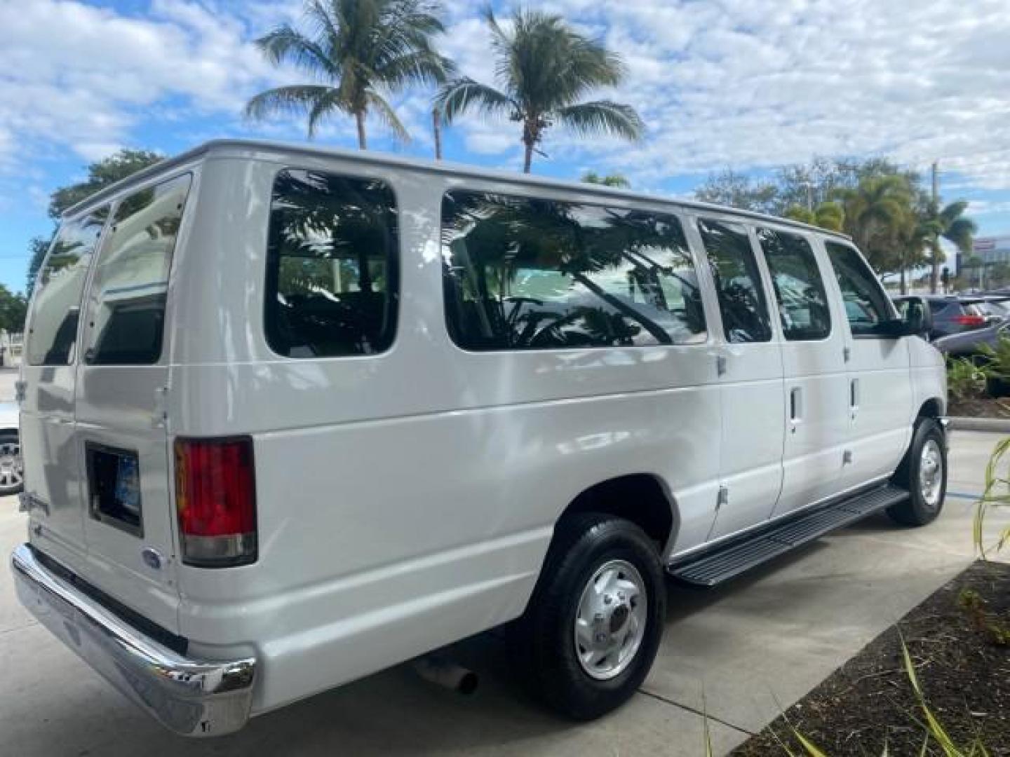 2008 Oxford White /Medium Flint Ford Econoline Wagon XLT 15 PASSENGERS E350 CLEAN (1FBSS31L78D) with an 5.4L EFI V8 Engine engine, Automatic transmission, located at 4701 North Dixie Hwy, Pompano Beach, FL, 33064, (954) 422-2889, 26.240938, -80.123474 - OUR WEBPAGE FLORIDACARS1.COM HAS OVER 100 PHOTOS AND FREE CARFAX LINK 2008 FORD E-SERIES E-350 SD XLT 15 PASSENGER VIN: 1FBSS31L78DA45023 1 F B S S 3 1 L 7 8 D A 4 5 0 2 3 VAN 5.4L V8 F SOHC 16V GASOLINE REAR WHEEL DRIVE Features ABS Brakes Air Conditioning AM/FM Stereo Automatic Transmission Barn D- Photo#7