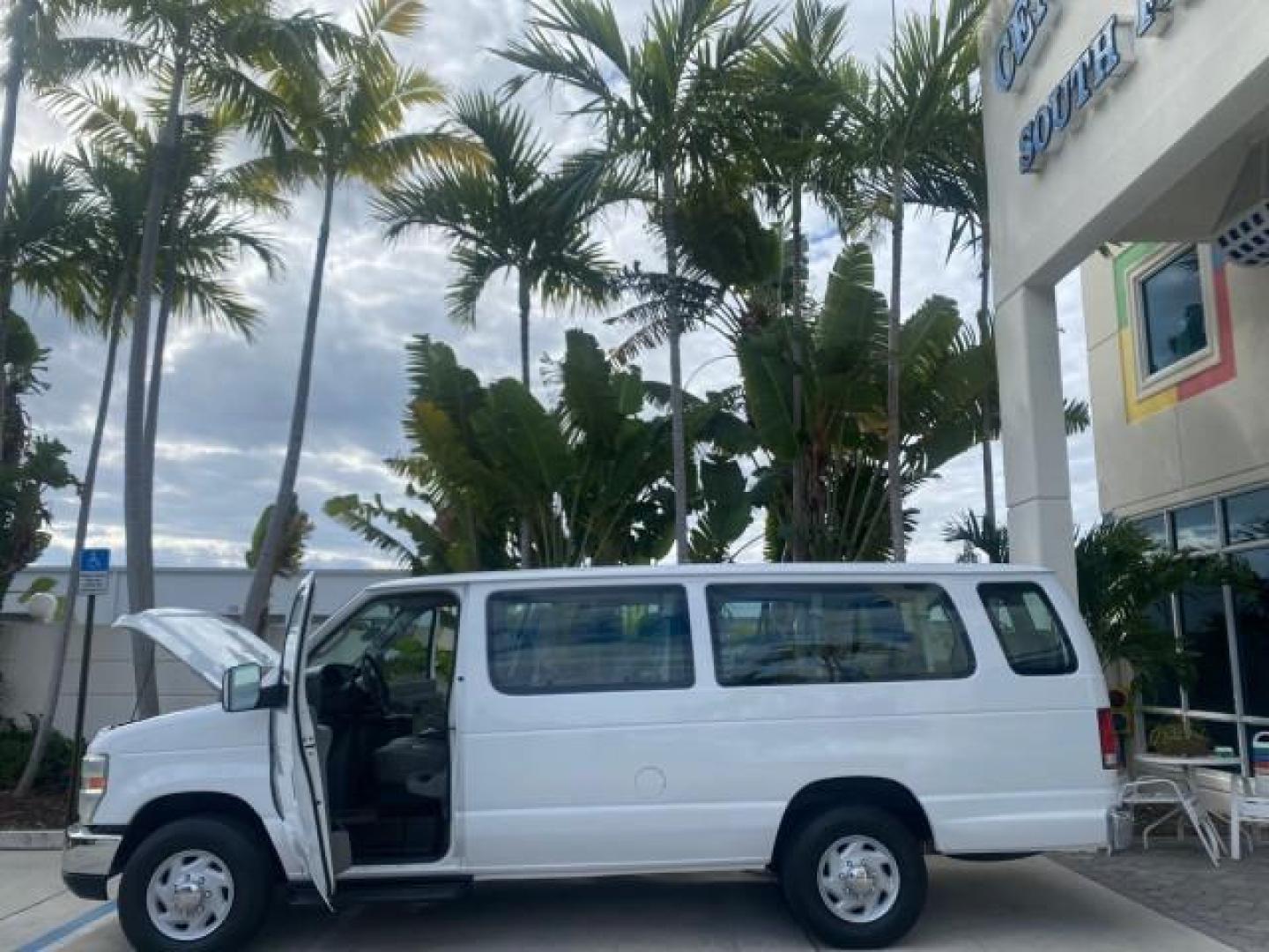 2008 Oxford White /Medium Flint Ford Econoline Wagon XLT 15 PASSENGERS E350 CLEAN (1FBSS31L78D) with an 5.4L EFI V8 Engine engine, Automatic transmission, located at 4701 North Dixie Hwy, Pompano Beach, FL, 33064, (954) 422-2889, 26.240938, -80.123474 - OUR WEBPAGE FLORIDACARS1.COM HAS OVER 100 PHOTOS AND FREE CARFAX LINK 2008 FORD E-SERIES E-350 SD XLT 15 PASSENGER VIN: 1FBSS31L78DA45023 1 F B S S 3 1 L 7 8 D A 4 5 0 2 3 VAN 5.4L V8 F SOHC 16V GASOLINE REAR WHEEL DRIVE Features ABS Brakes Air Conditioning AM/FM Stereo Automatic Transmission Barn D- Photo#8