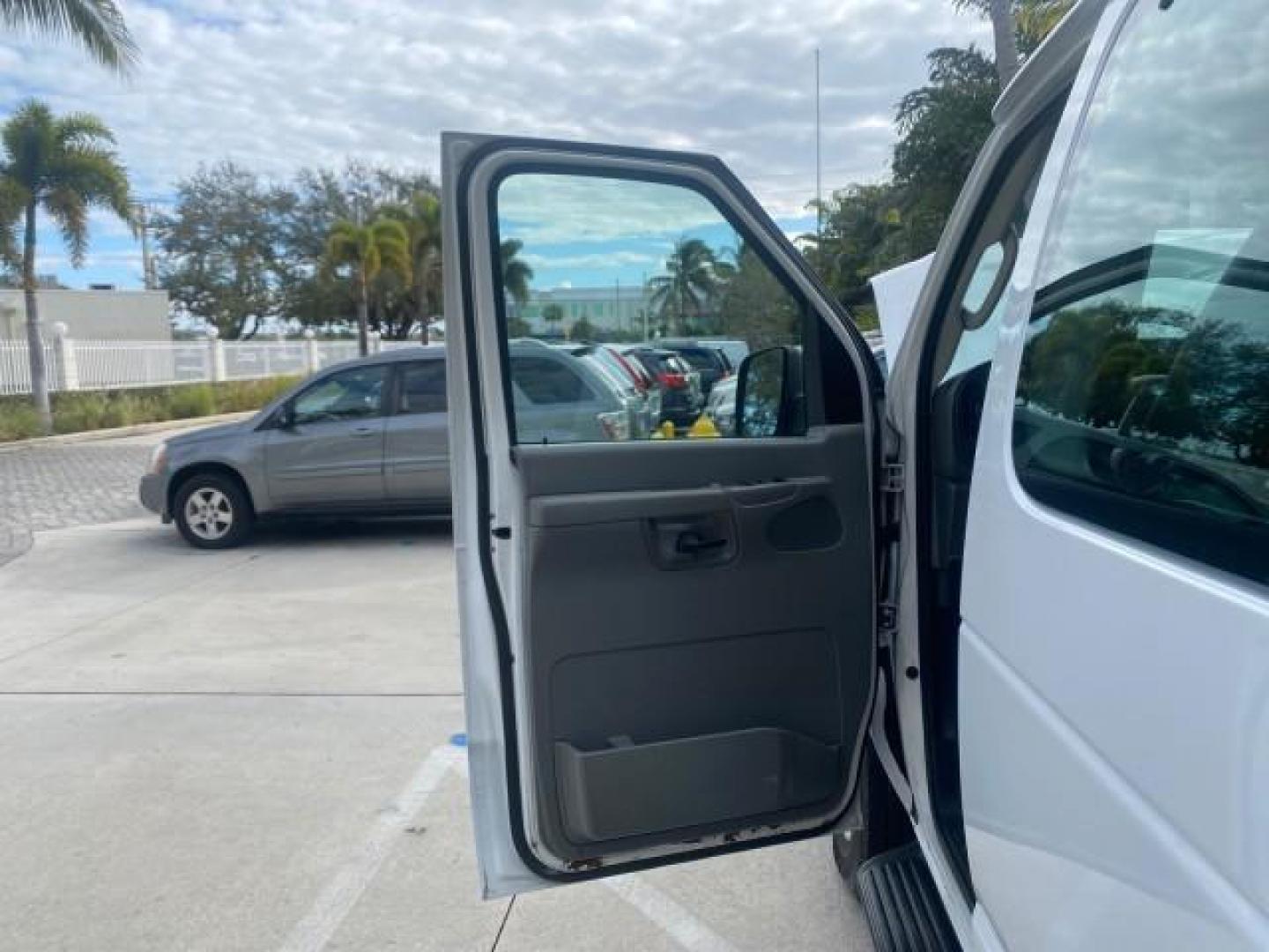 2008 Oxford White /Medium Flint Ford Econoline Wagon XLT 15 PASSENGERS E350 CLEAN (1FBSS31L78D) with an 5.4L EFI V8 Engine engine, Automatic transmission, located at 4701 North Dixie Hwy, Pompano Beach, FL, 33064, (954) 422-2889, 26.240938, -80.123474 - OUR WEBPAGE FLORIDACARS1.COM HAS OVER 100 PHOTOS AND FREE CARFAX LINK 2008 FORD E-SERIES E-350 SD XLT 15 PASSENGER VIN: 1FBSS31L78DA45023 1 F B S S 3 1 L 7 8 D A 4 5 0 2 3 VAN 5.4L V8 F SOHC 16V GASOLINE REAR WHEEL DRIVE Features ABS Brakes Air Conditioning AM/FM Stereo Automatic Transmission Barn D- Photo#9