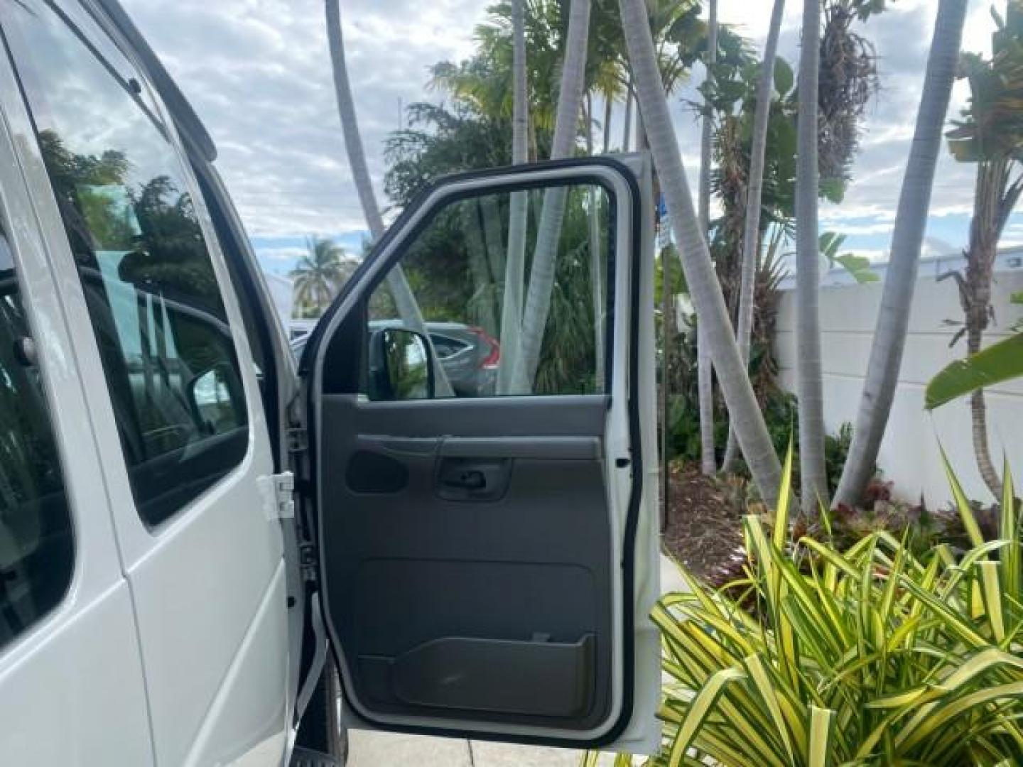2008 Oxford White /Medium Flint Ford Econoline Wagon XLT 15 PASSENGERS E350 CLEAN (1FBSS31L78D) with an 5.4L EFI V8 Engine engine, Automatic transmission, located at 4701 North Dixie Hwy, Pompano Beach, FL, 33064, (954) 422-2889, 26.240938, -80.123474 - OUR WEBPAGE FLORIDACARS1.COM HAS OVER 100 PHOTOS AND FREE CARFAX LINK 2008 FORD E-SERIES E-350 SD XLT 15 PASSENGER VIN: 1FBSS31L78DA45023 1 F B S S 3 1 L 7 8 D A 4 5 0 2 3 VAN 5.4L V8 F SOHC 16V GASOLINE REAR WHEEL DRIVE Features ABS Brakes Air Conditioning AM/FM Stereo Automatic Transmission Barn D- Photo#11