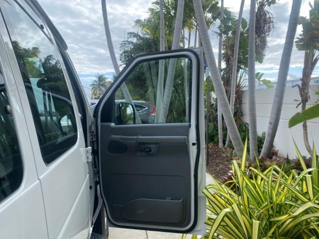 2008 Oxford White /Medium Flint Ford Econoline Wagon XLT 15 PASSENGERS E350 CLEAN (1FBSS31L78D) with an 5.4L EFI V8 Engine engine, Automatic transmission, located at 4701 North Dixie Hwy, Pompano Beach, FL, 33064, (954) 422-2889, 26.240938, -80.123474 - OUR WEBPAGE FLORIDACARS1.COM HAS OVER 100 PHOTOS AND FREE CARFAX LINK 2008 FORD E-SERIES E-350 SD XLT 15 PASSENGER VIN: 1FBSS31L78DA45023 1 F B S S 3 1 L 7 8 D A 4 5 0 2 3 VAN 5.4L V8 F SOHC 16V GASOLINE REAR WHEEL DRIVE Features ABS Brakes Air Conditioning AM/FM Stereo Automatic Transmission Barn D - Photo#11