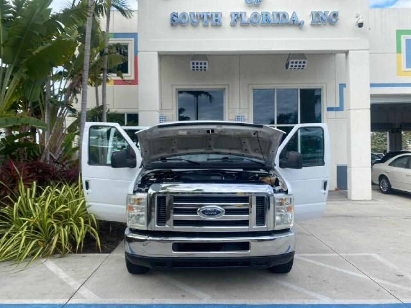 2008 Oxford White /Medium Flint Ford Econoline Wagon XLT 15 PASSENGERS E350 CLEAN (1FBSS31L78D) with an 5.4L EFI V8 Engine engine, Automatic transmission, located at 4701 North Dixie Hwy, Pompano Beach, FL, 33064, (954) 422-2889, 26.240938, -80.123474 - OUR WEBPAGE FLORIDACARS1.COM HAS OVER 100 PHOTOS AND FREE CARFAX LINK 2008 FORD E-SERIES E-350 SD XLT 15 PASSENGER VIN: 1FBSS31L78DA45023 1 F B S S 3 1 L 7 8 D A 4 5 0 2 3 VAN 5.4L V8 F SOHC 16V GASOLINE REAR WHEEL DRIVE Features ABS Brakes Air Conditioning AM/FM Stereo Automatic Transmission Barn D- Photo#16